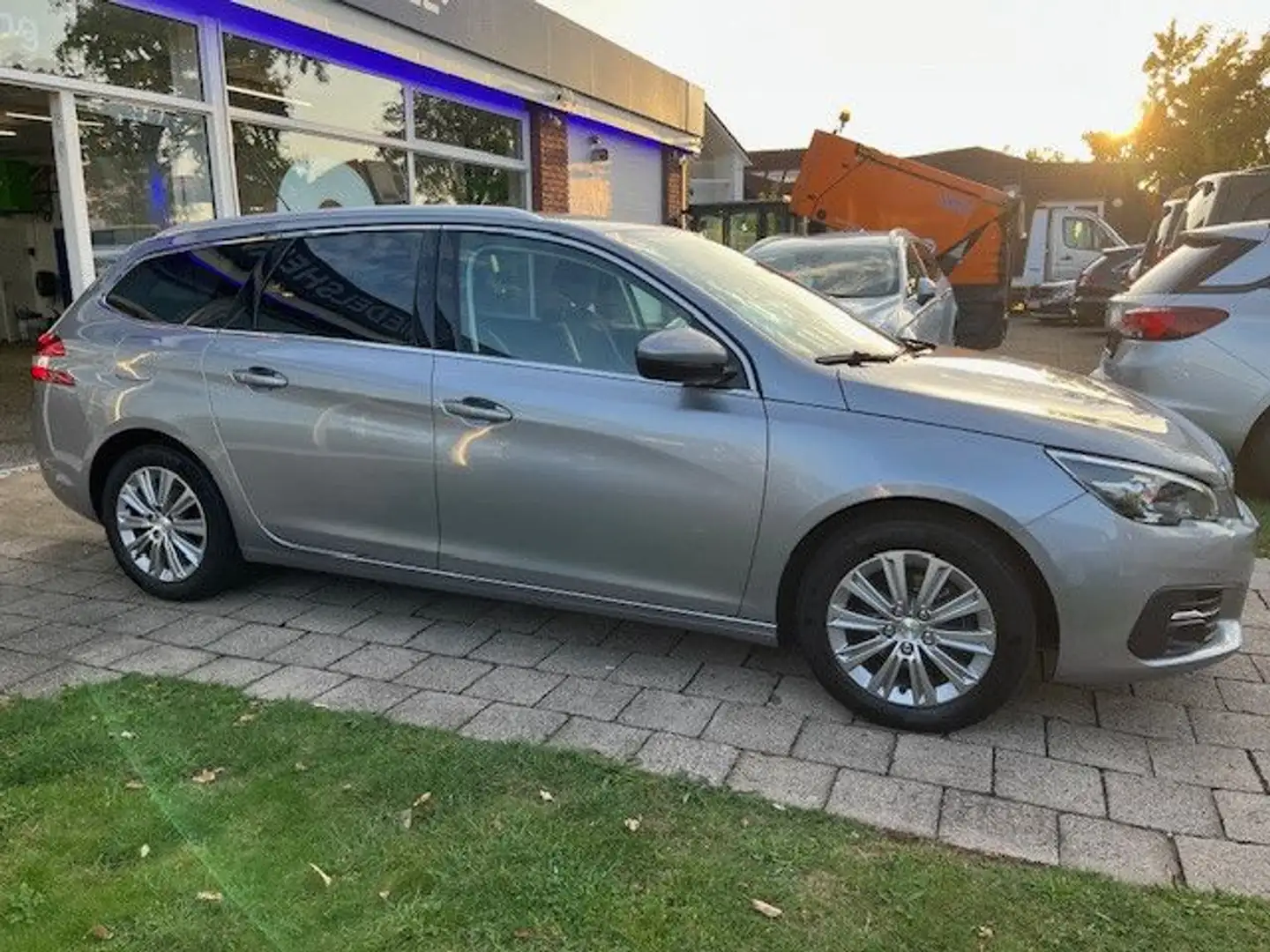 Peugeot 308 SW 1.5 HDI Allure AUT NAVI SHZ KAM TEMP Gris - 2