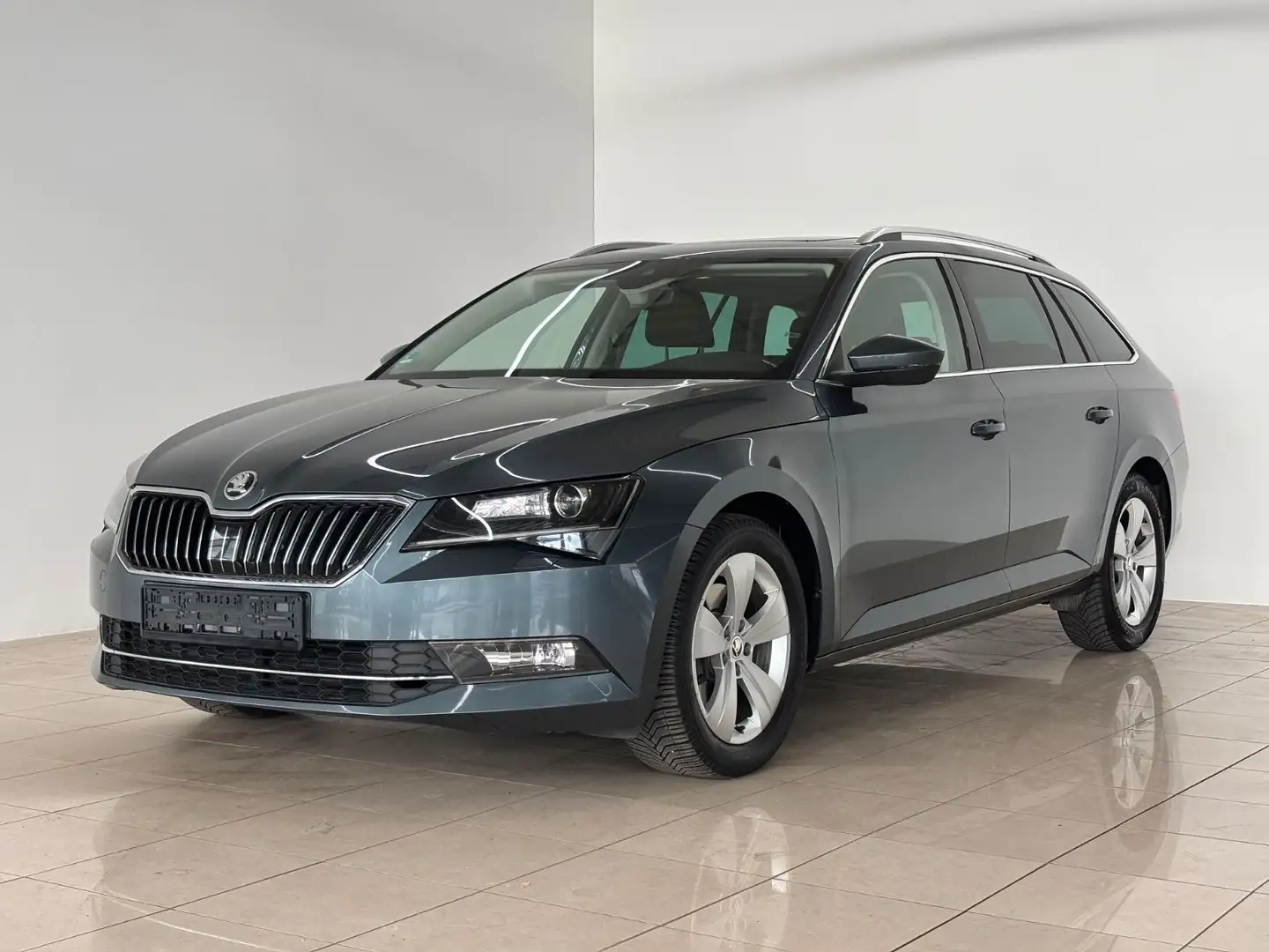 Skoda Superb Combi Style DSG PANO NAVI SHZ ACC RFK AHK Gris - 2