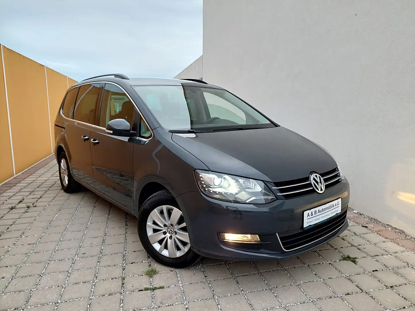 Volkswagen Sharan Comfortline BMT 2,0 TDI DPF 4Motion Grau - 1