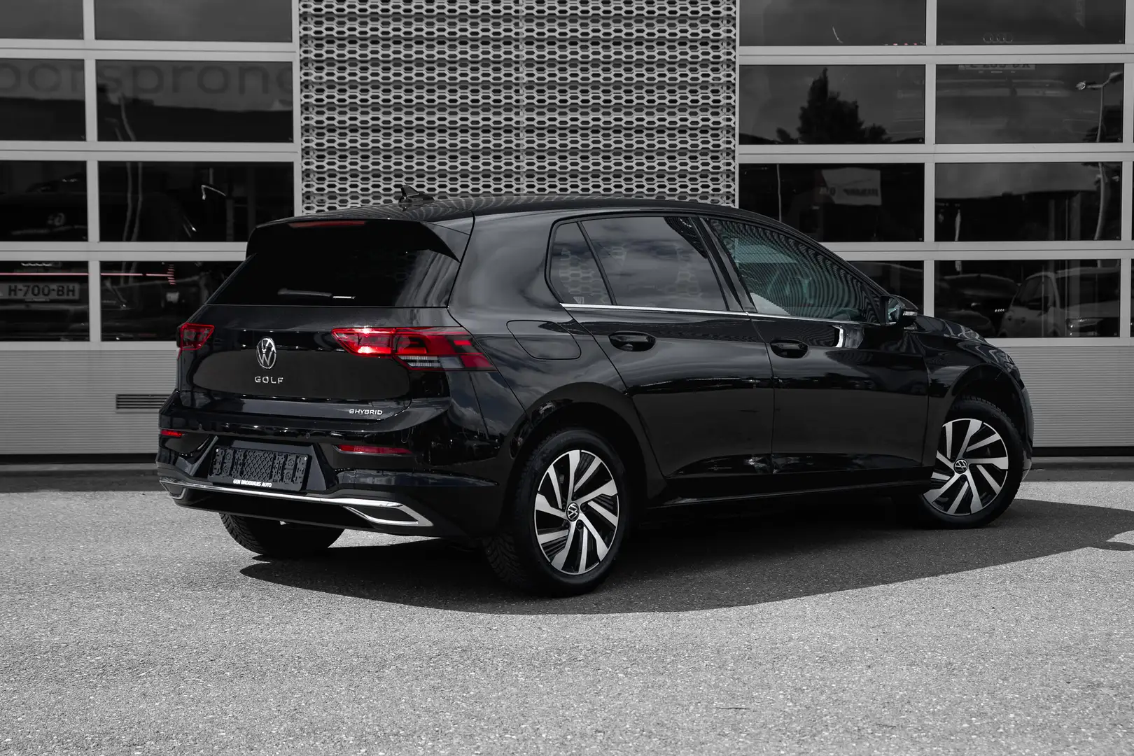 Volkswagen Golf 1.4 eHybrid Style | Carplay | Keyless | Adaptive c Zwart - 2