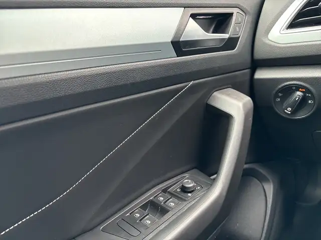 Volkswagen T-Roc view 17