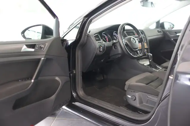 Volkswagen Golf view 9