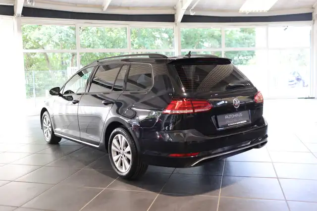 Volkswagen Golf view 4