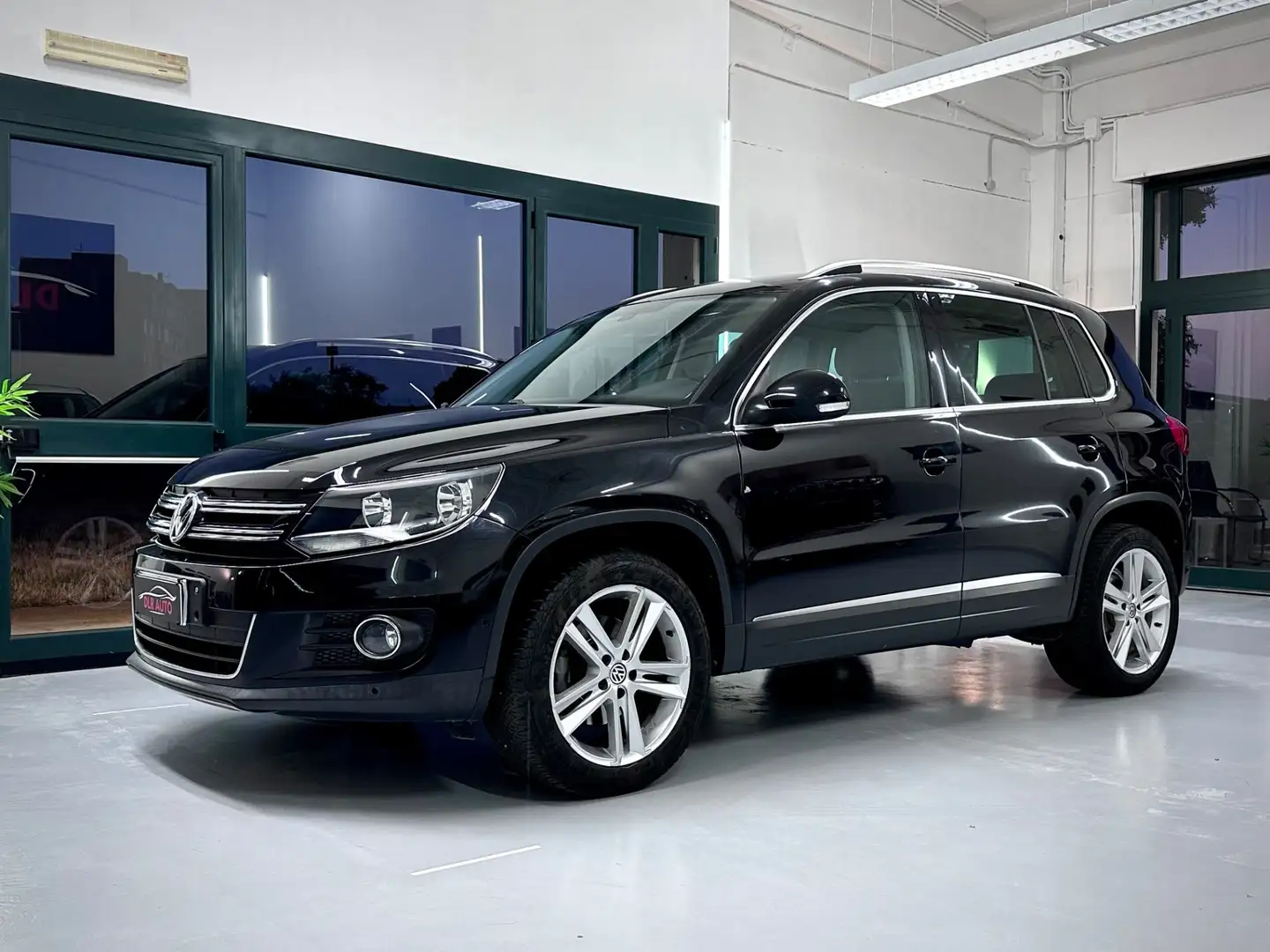 Volkswagen Tiguan 2.0 TDI 140CV 4MOTION DSG Sport & Style Negro - 2