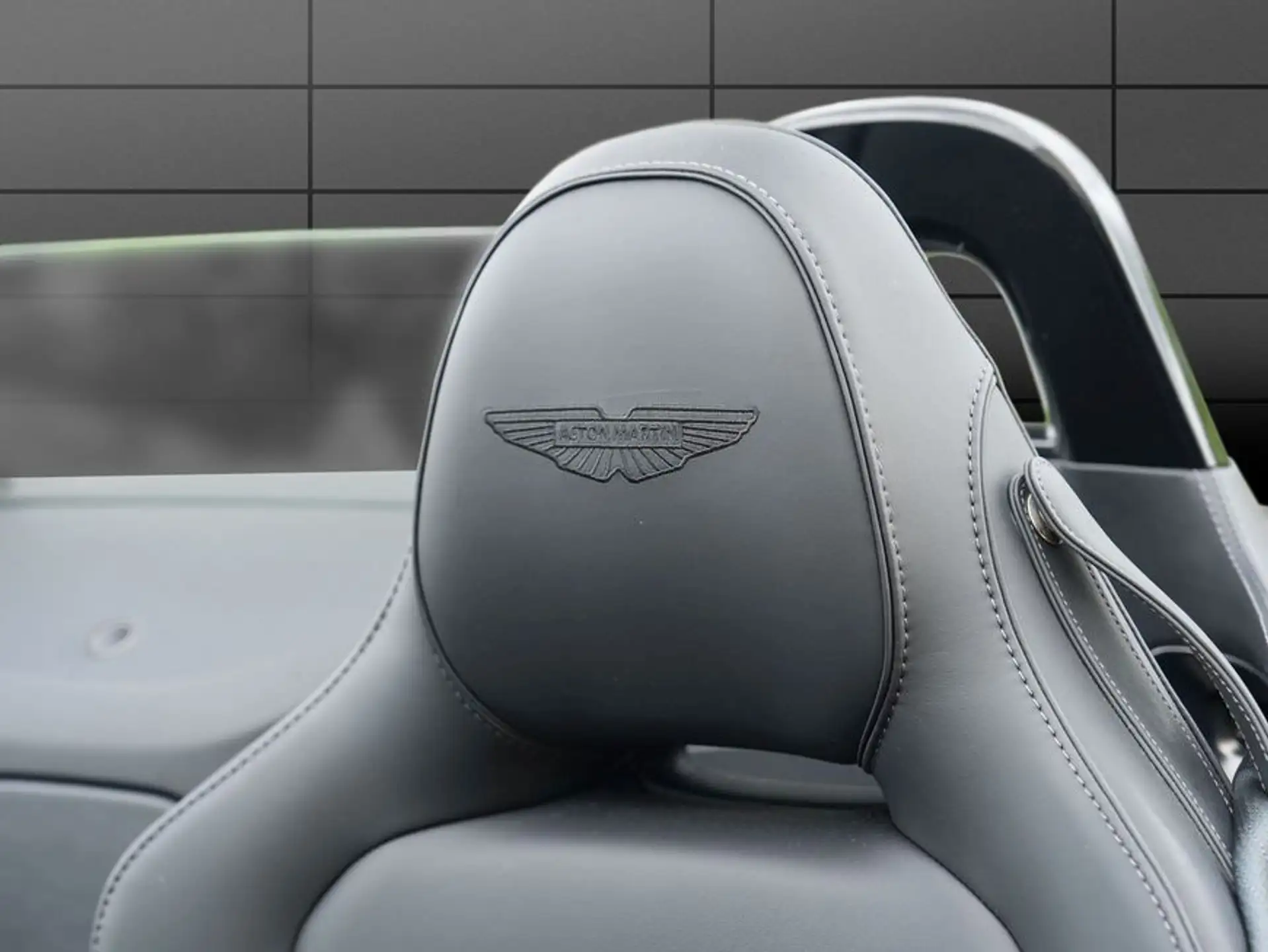 애스턴마틴 밴티지 V8 Coupe 2025 청록 사진 8