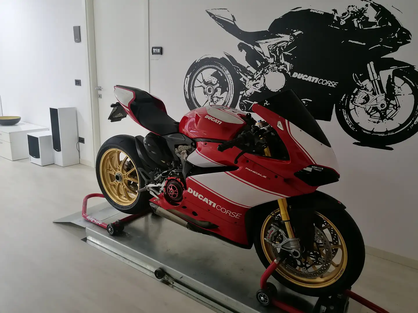 Ducati Panigale R - 2