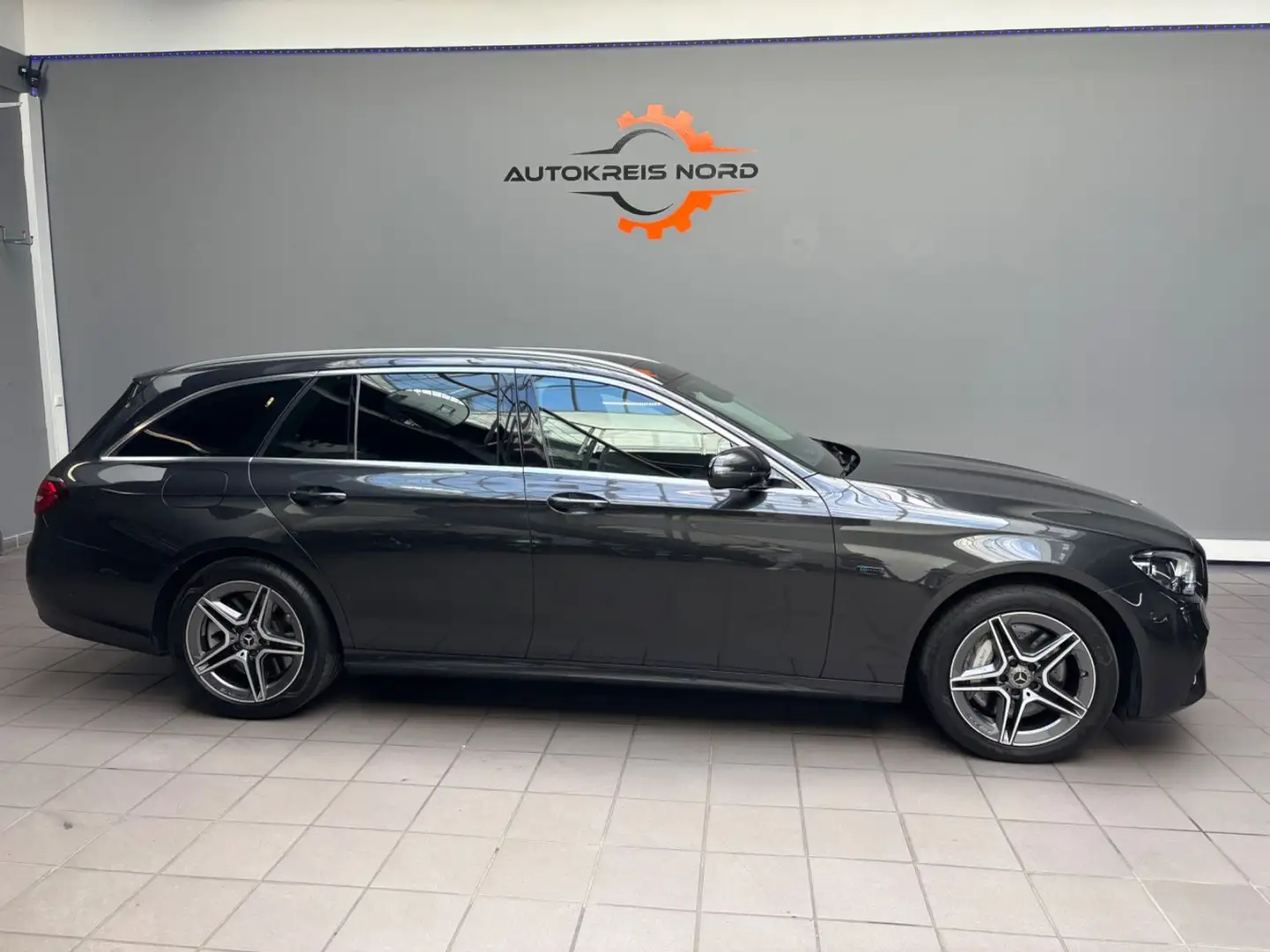 Mercedes-Benz E 300 de +HU NEU+PANO+AMG+ 360 KAM.+AHK+ Grau - 2