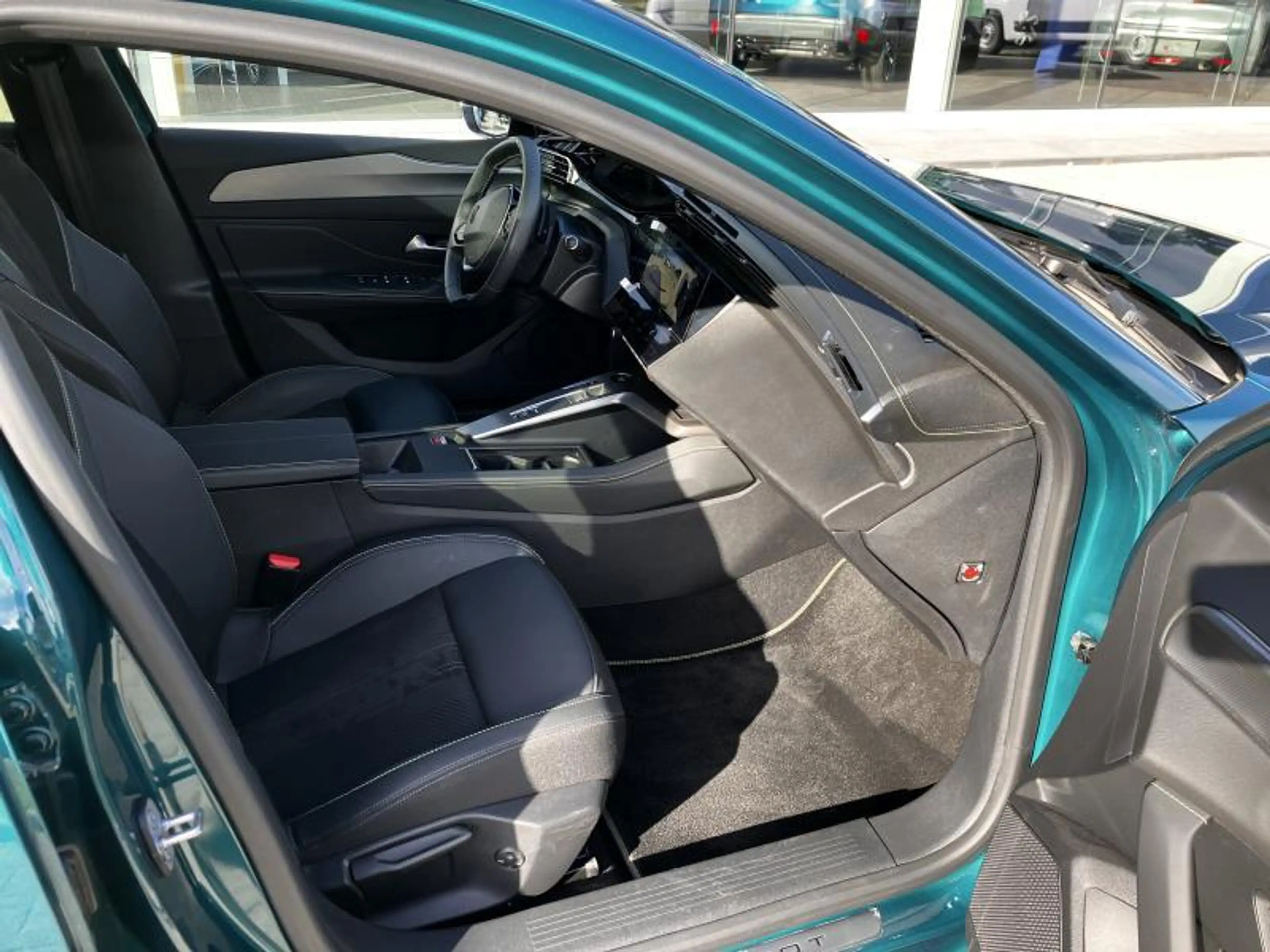 Peugeot 308 III & e- GT — photo 11
