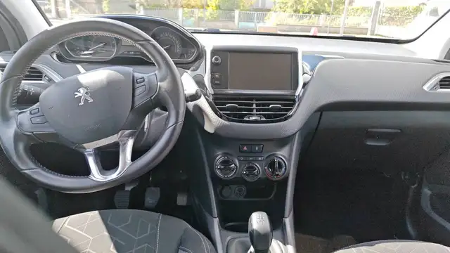 Peugeot 2008 view 11
