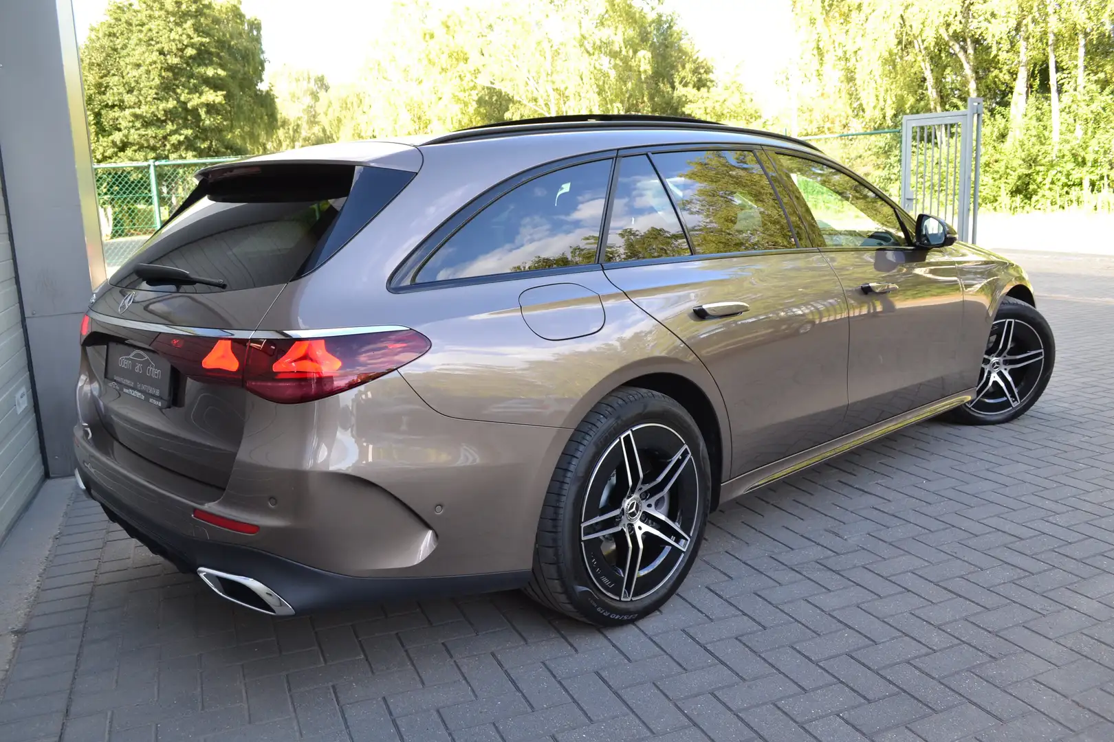 Mercedes-Benz E 300 E 300e T 9G-TRONIC Bruin - 2