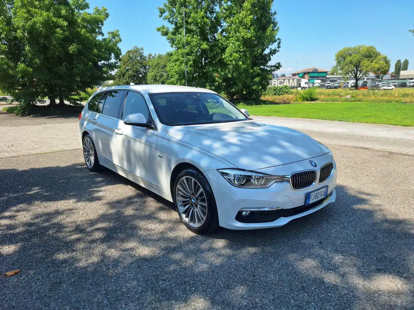 BMW 320 320d Touring Luxury auto - 2