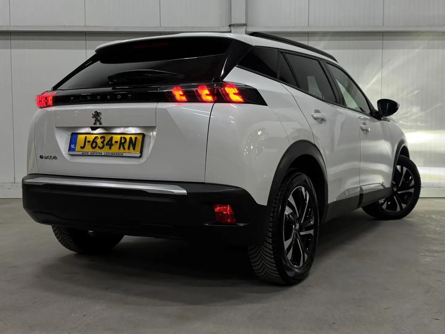 Peugeot e-2008 EV Allure 50 kWh 90% SOH PARELMOER DIGI-DASH CAMER Blanc - 2