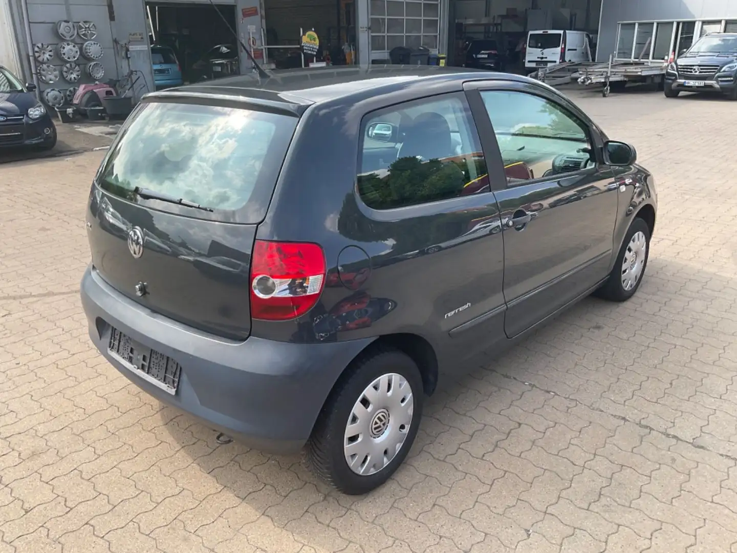 Volkswagen Fox Refresh TÜV 12.2025 Grau - 2