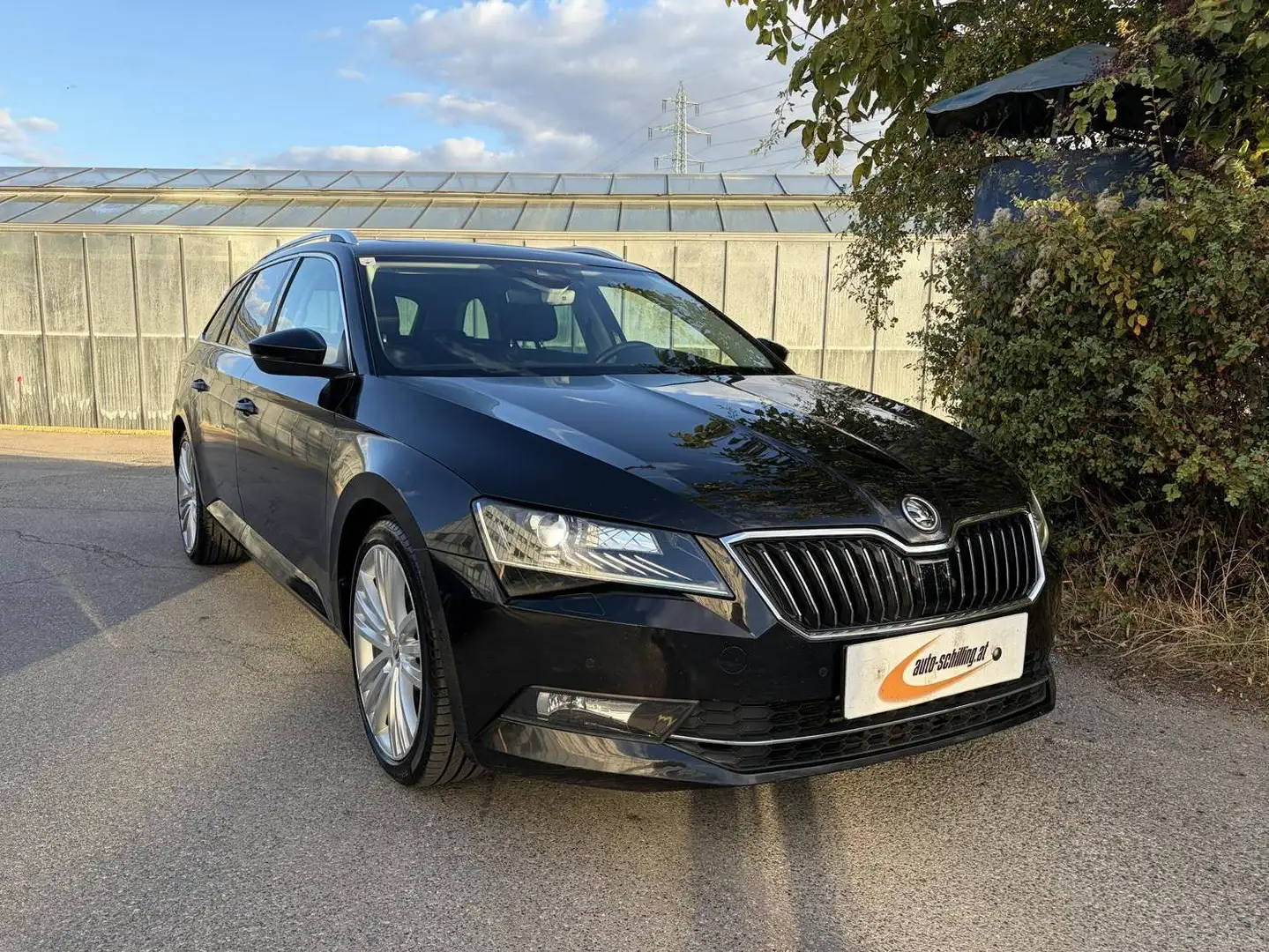 Skoda Superb 2.0 TDI DSG Kombi Style AHK Pano ACC CarPlay Memory Schwarz - 1