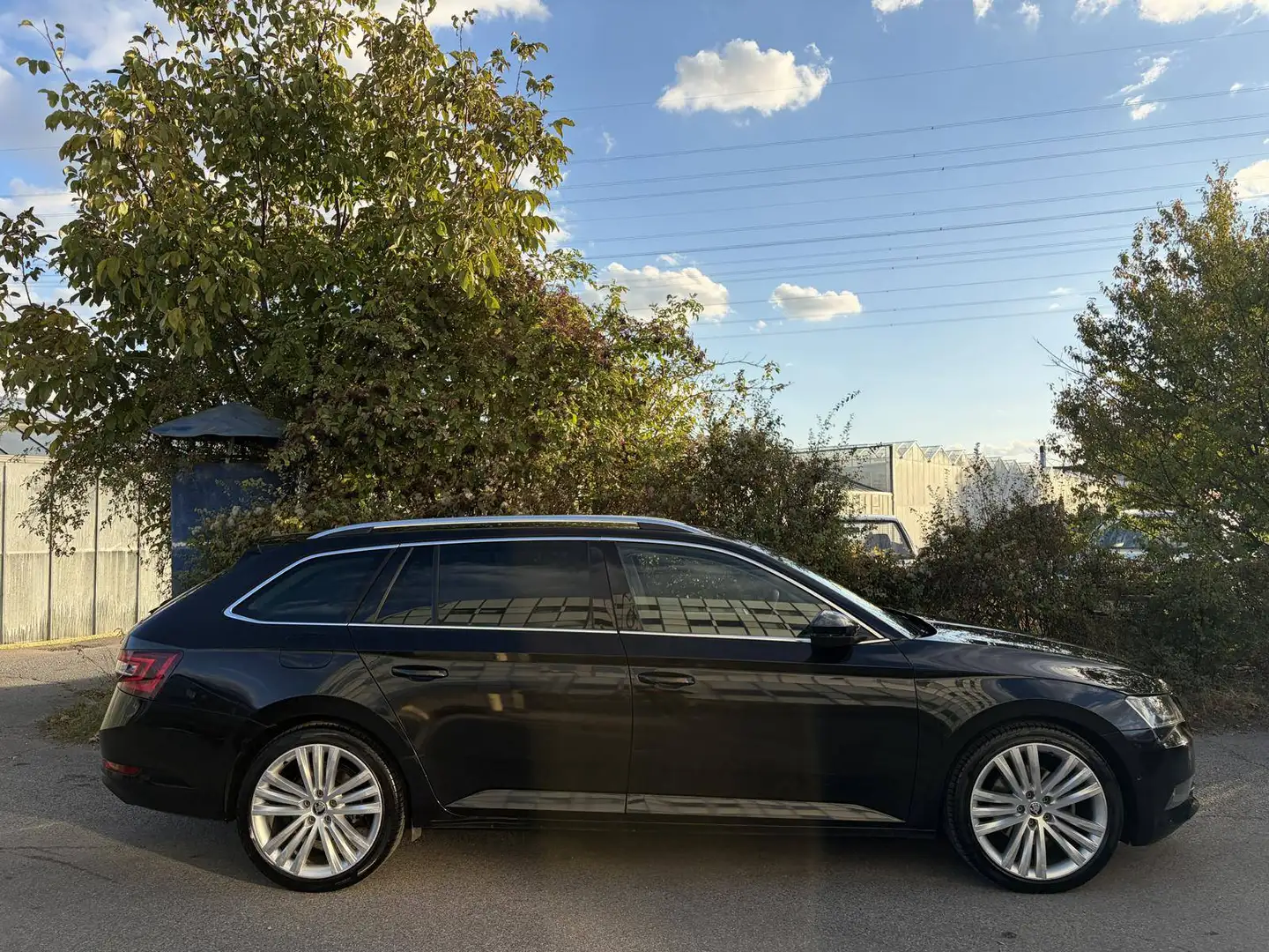 Skoda Superb 2.0 TDI DSG Kombi Style AHK Pano ACC CarPlay Memory Schwarz - 2