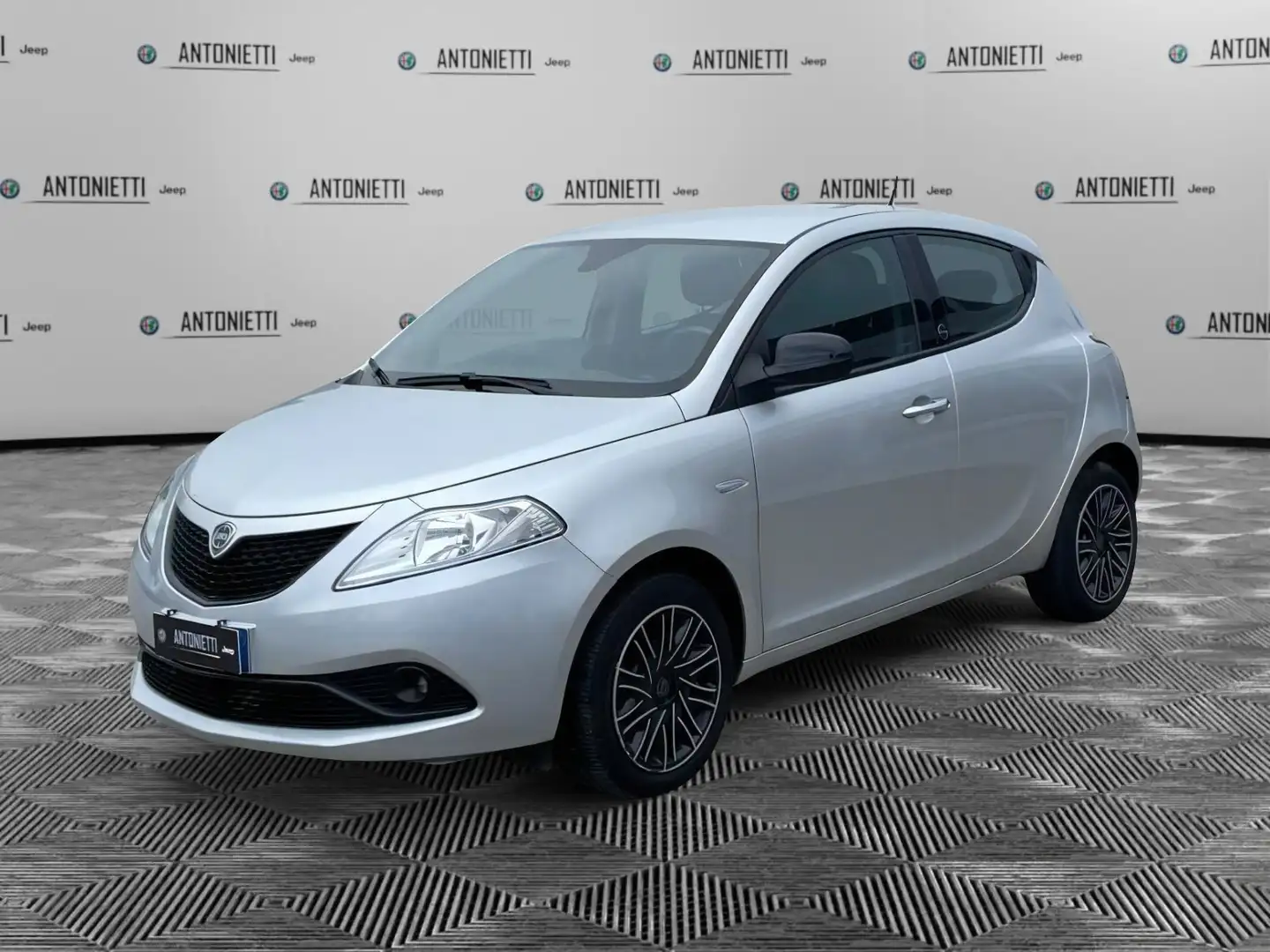 Lancia Ypsilon Ypsilon 1.0 FireFly 5 porte S&S Hybrid Ecochic Go Argento - 1