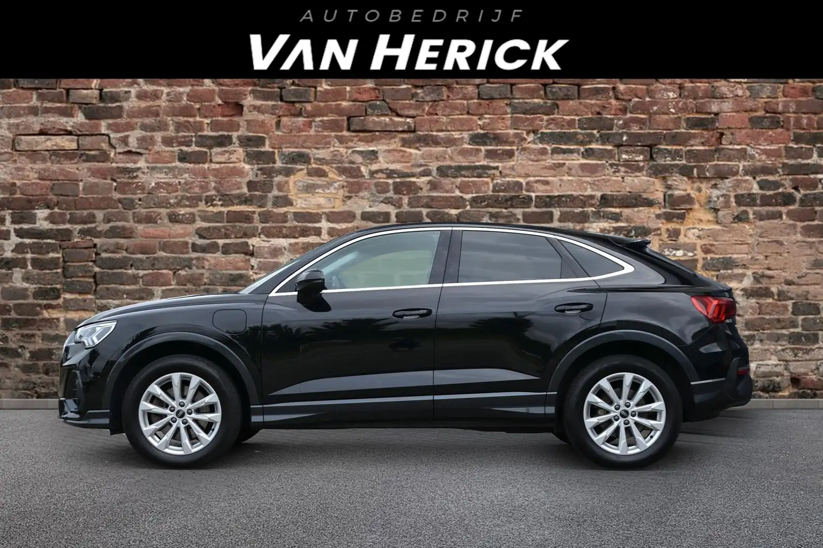 Audi Q3 Sportback 45 TFSI e Edition | Keyless | LED | Sono Fekete - 2