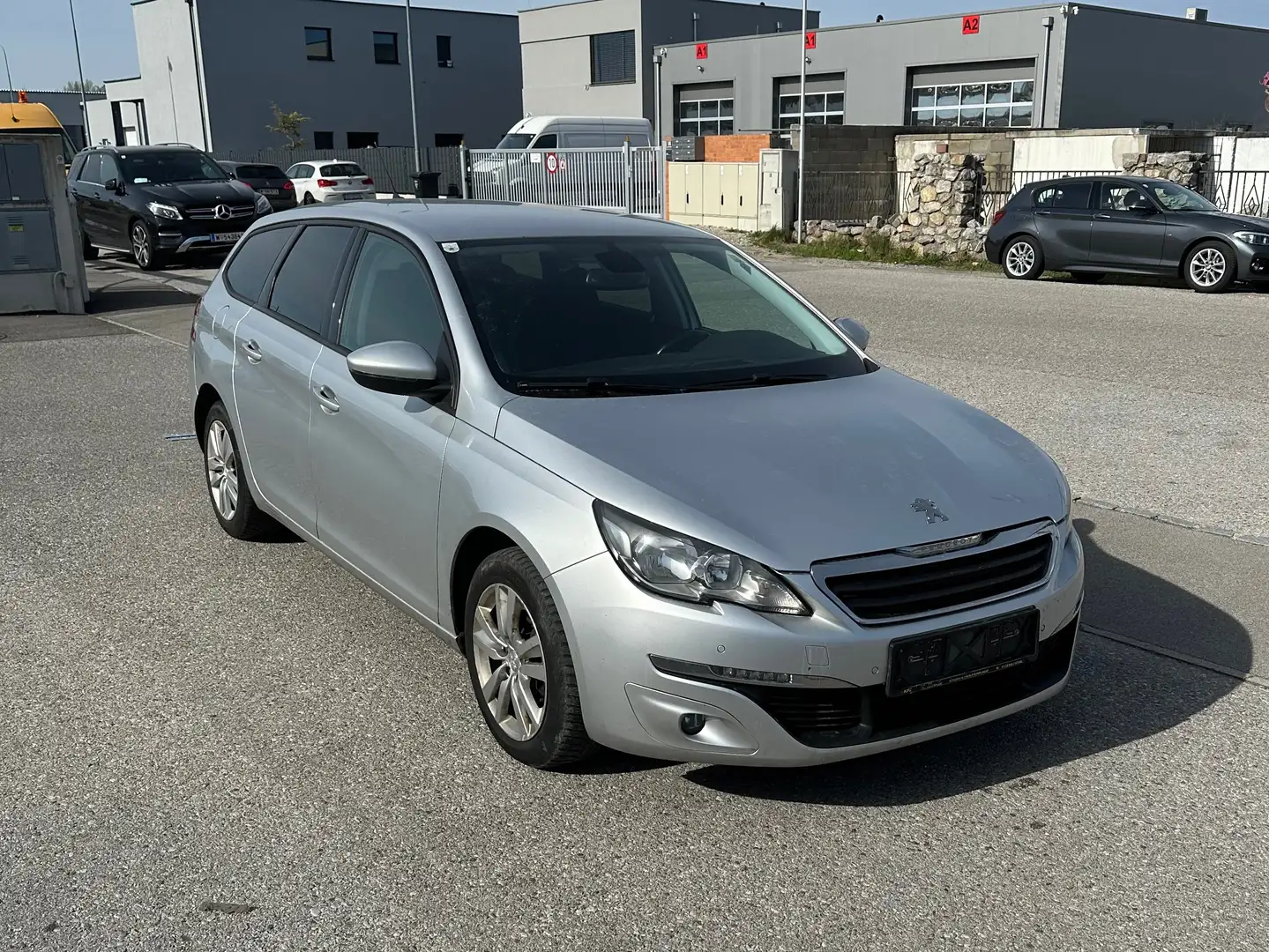 Peugeot 308 308 SW 1,6 BlueHDi 120 S Silber - 1