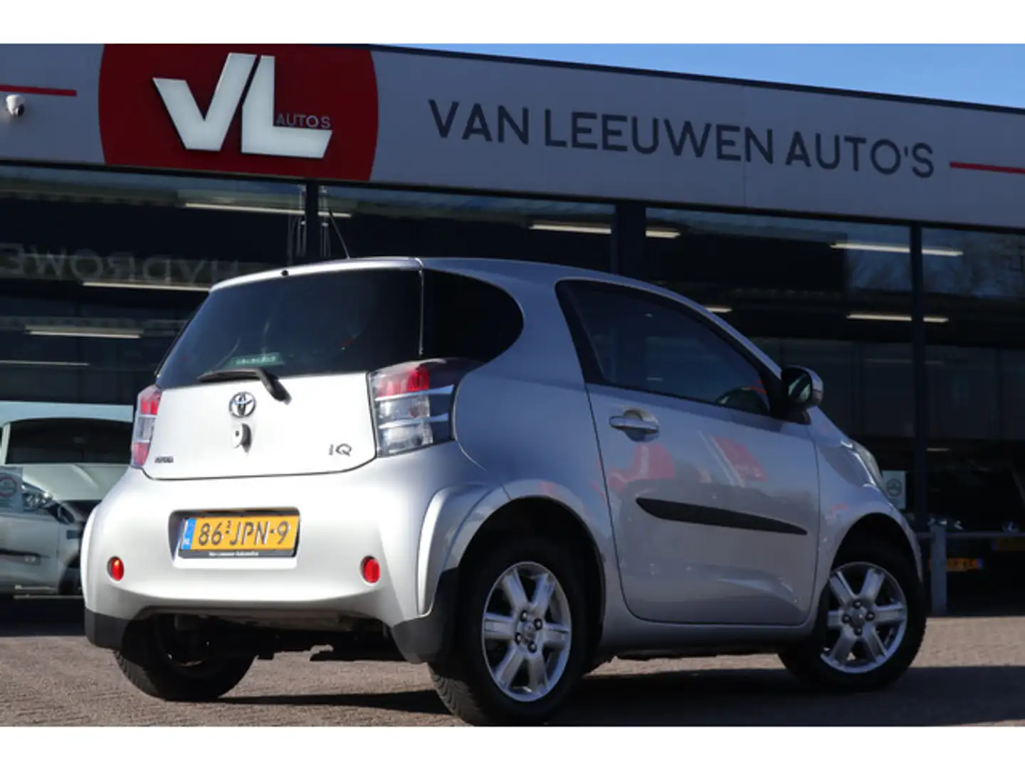 Toyota iQ 1.0 VVTi Comfort | Airco | Radio CD | Goedkoop Rij Grijs - 2