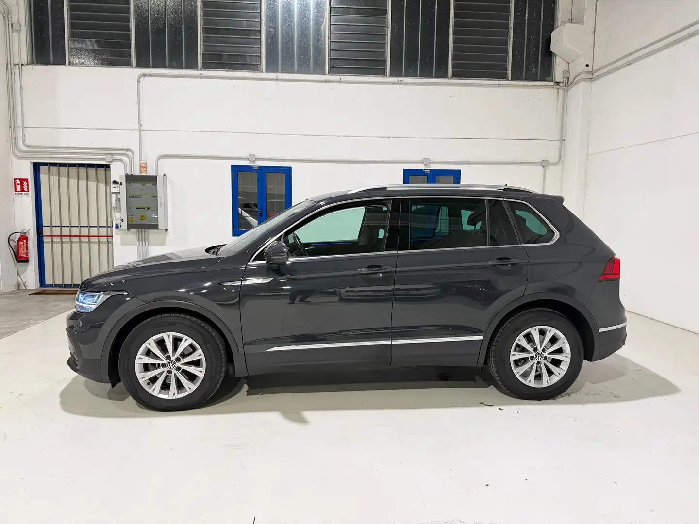 Volkswagen Tiguan Tiguan II 2021 2.0 tdi Life 150cv dsg- "17.000 KM" Grijs - 2