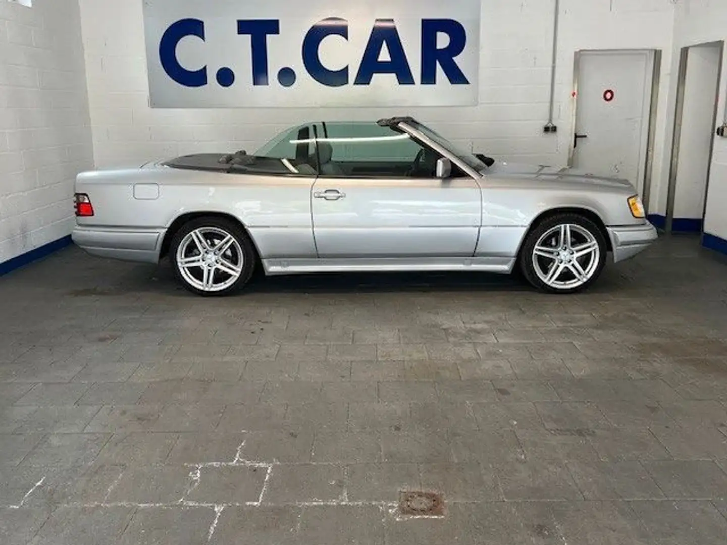 Mercedes-Benz E 320 AMG Line - W124 Grau - 2