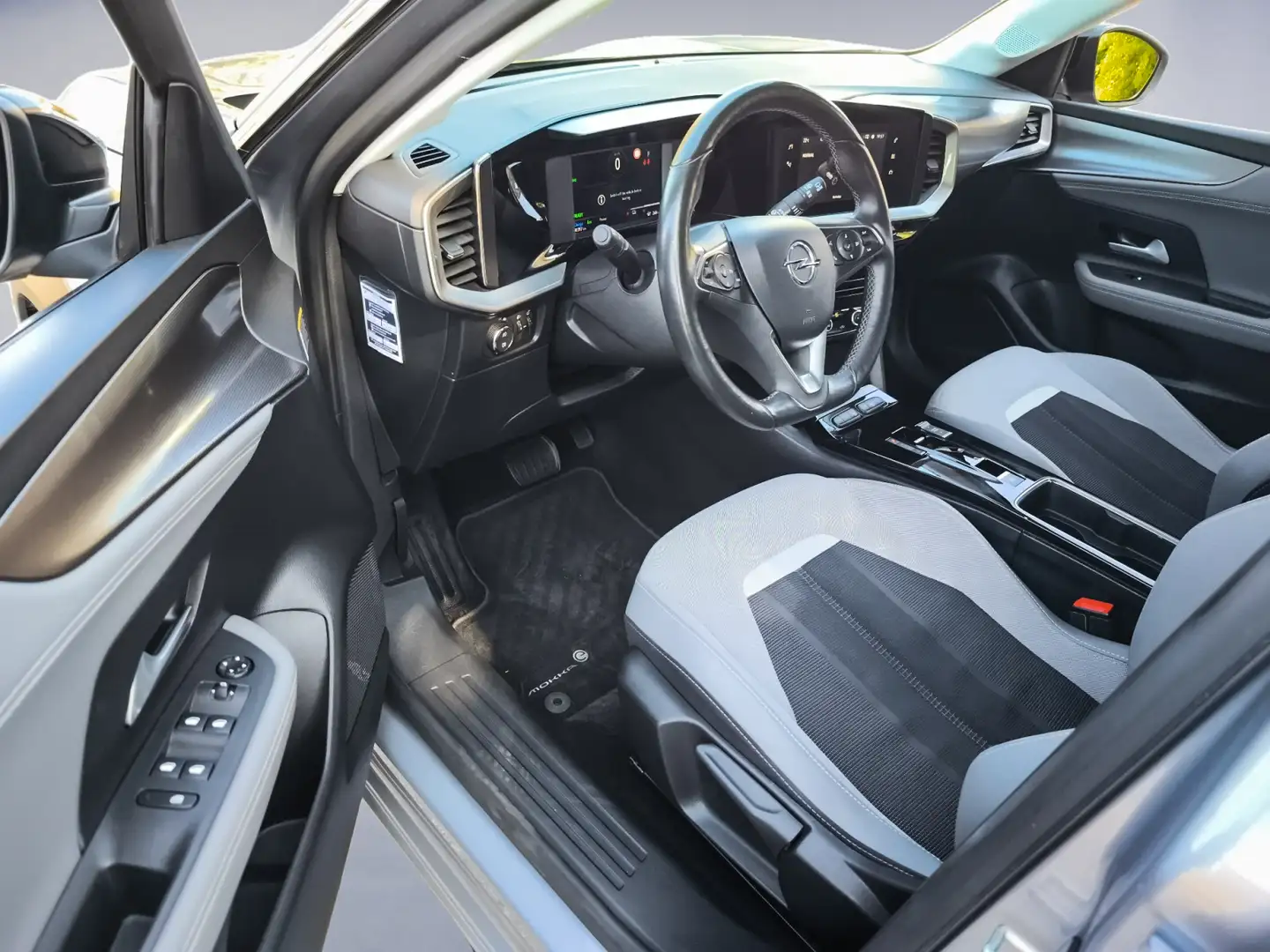 Opel Mokka-E Elegance 50-kWh 11kw (136PK), 1e-Eig, Keurig-Onder Grau - 2