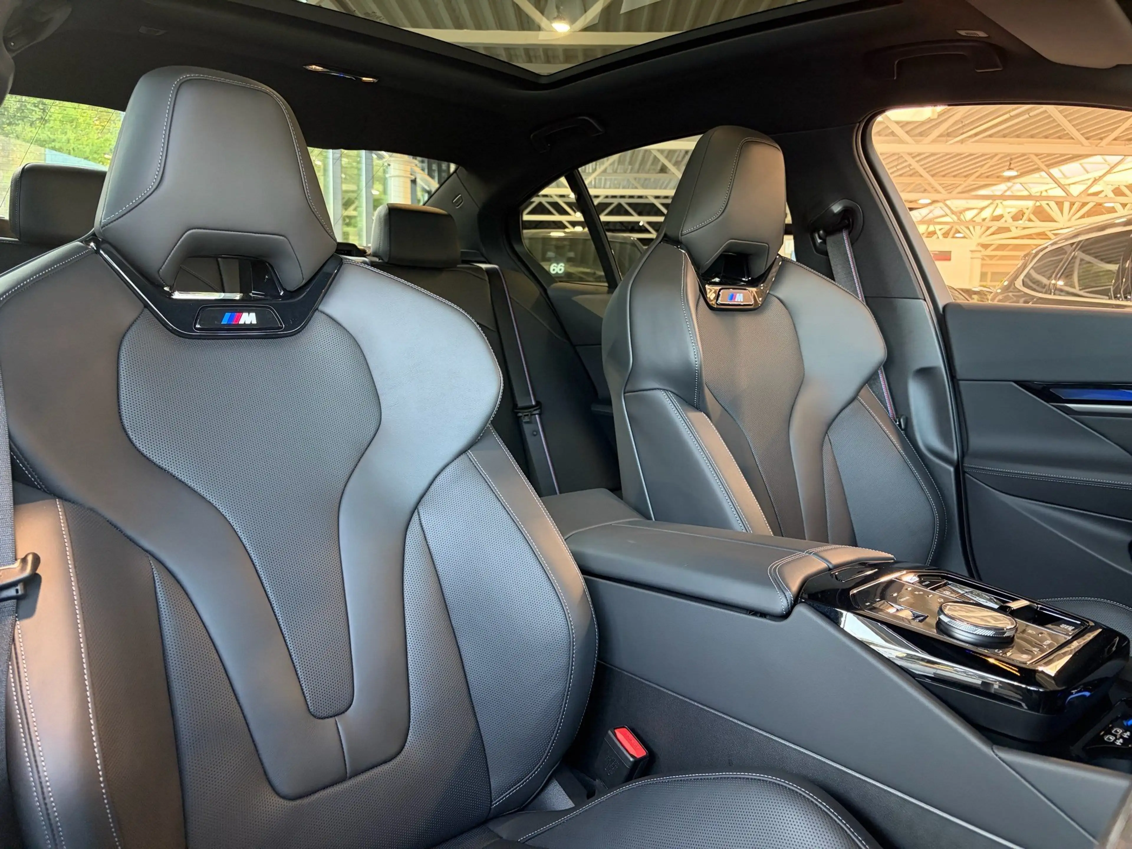 BMW 550 e xDrive M SportPro 21"B&W AHK Pano 360° DrivingPr — photo 7