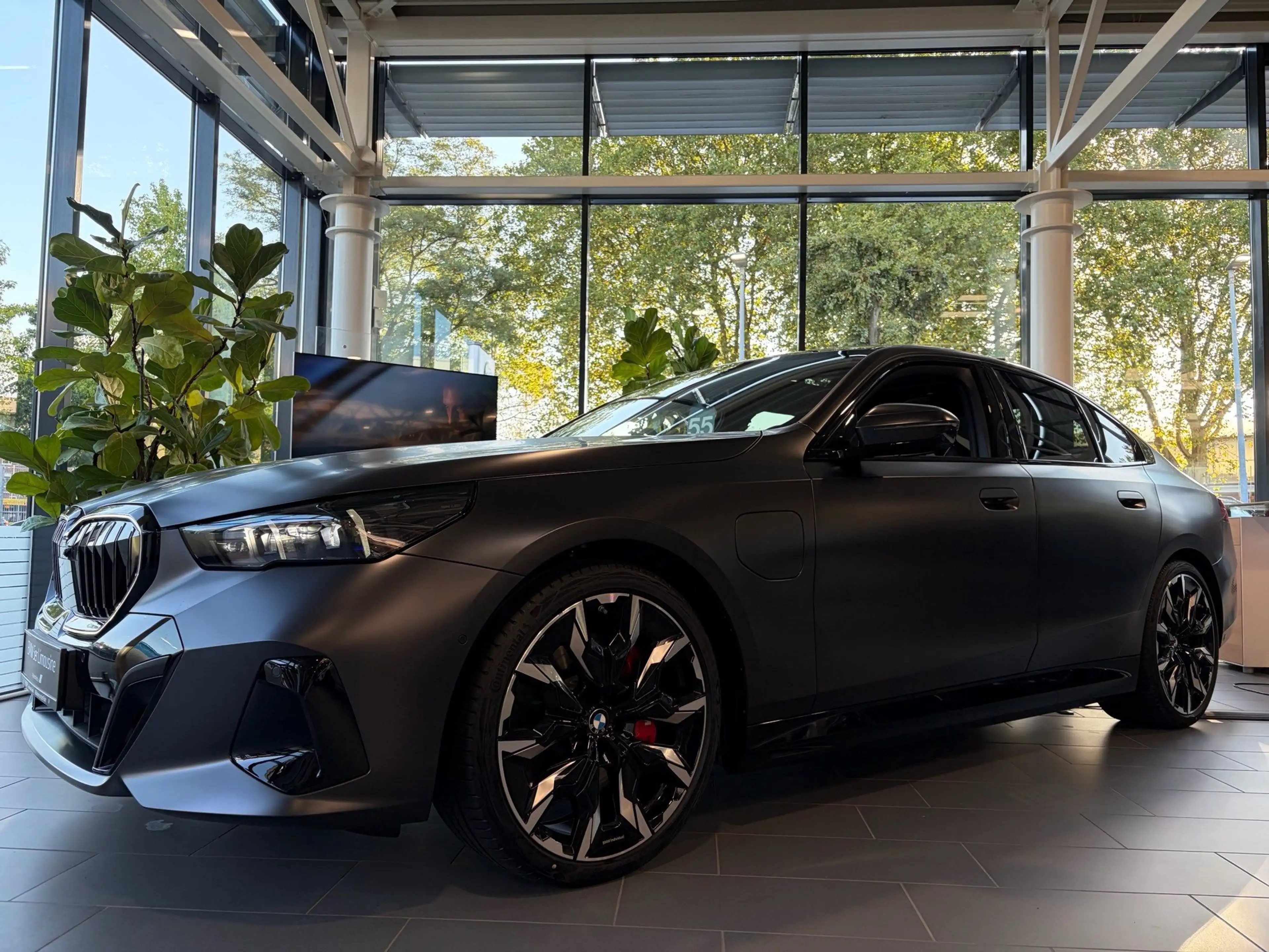 BMW 550 e xDrive M SportPro 21"B&W AHK Pano 360° DrivingPr — photo 2