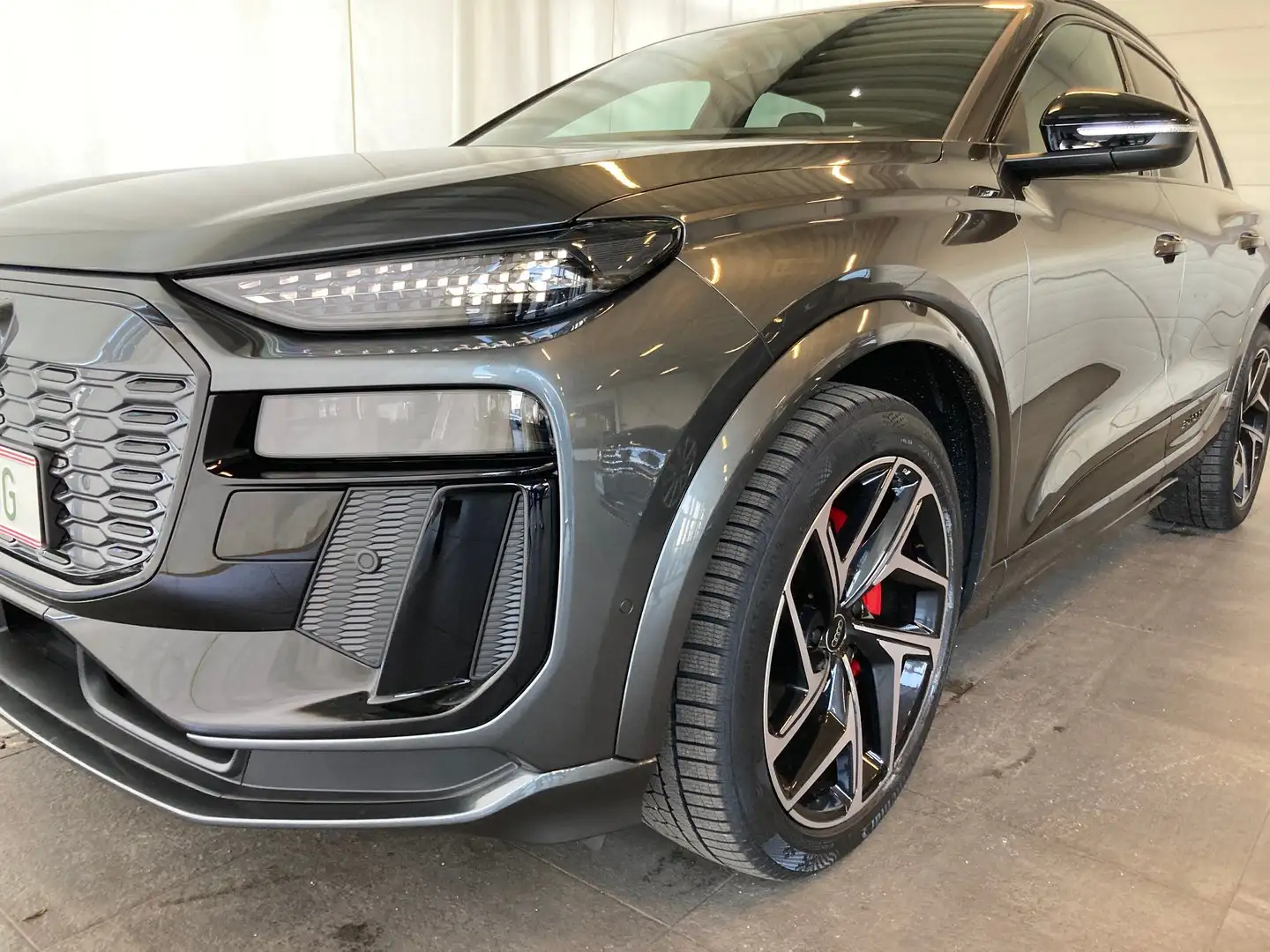 Audi Q6 e-tron quattro Grau - 2