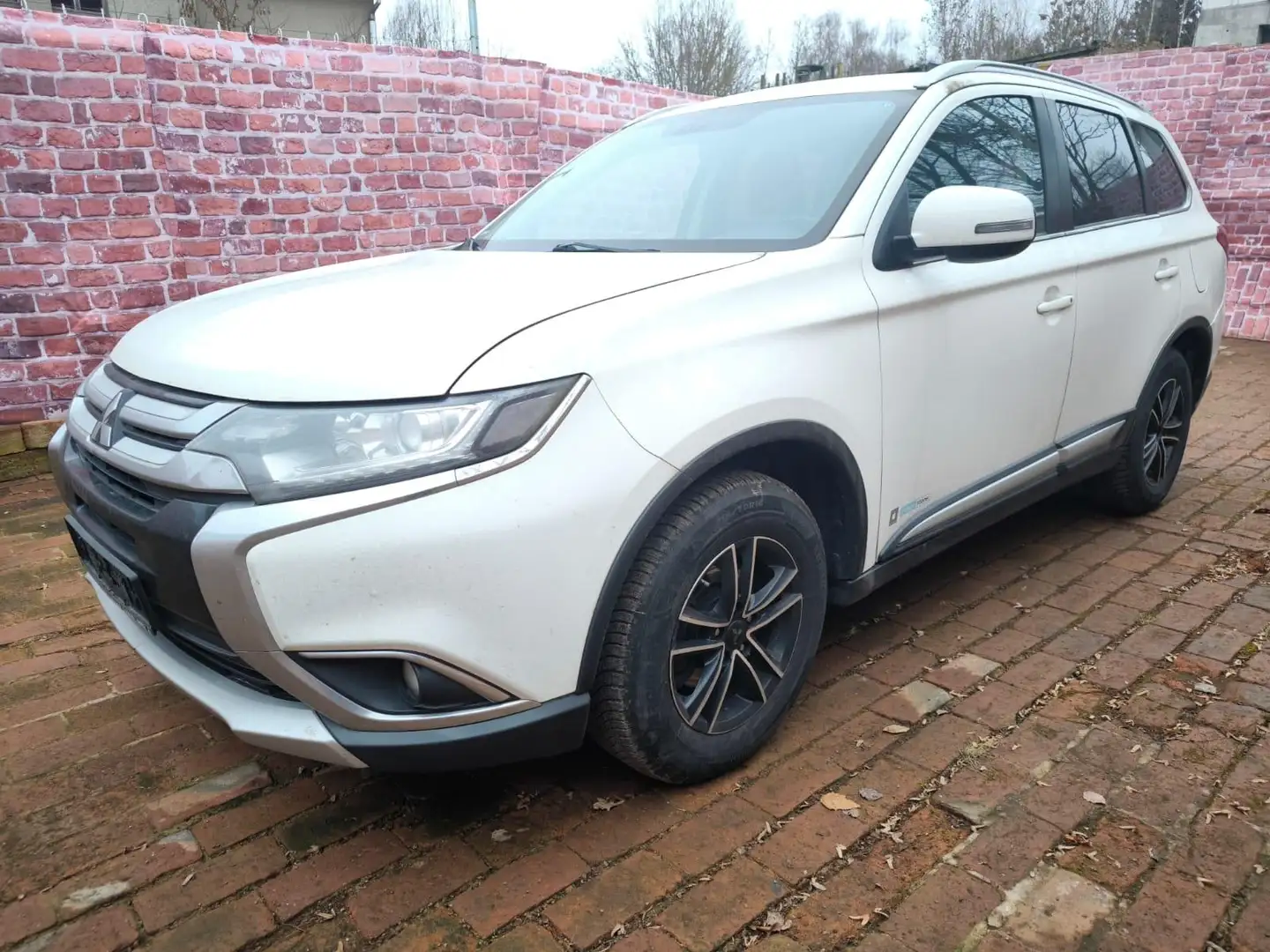 Mitsubishi Outlander Edition 100 2WD 2.0MIVEC MKLampe aktiv Weiß - 1