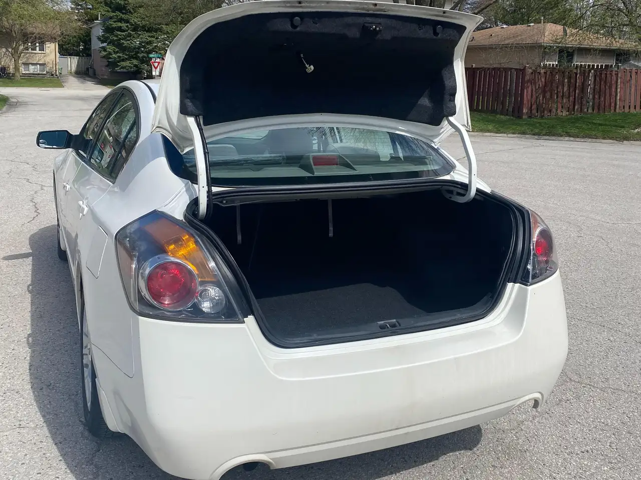 Nissan Altima снимка Nissan Altima