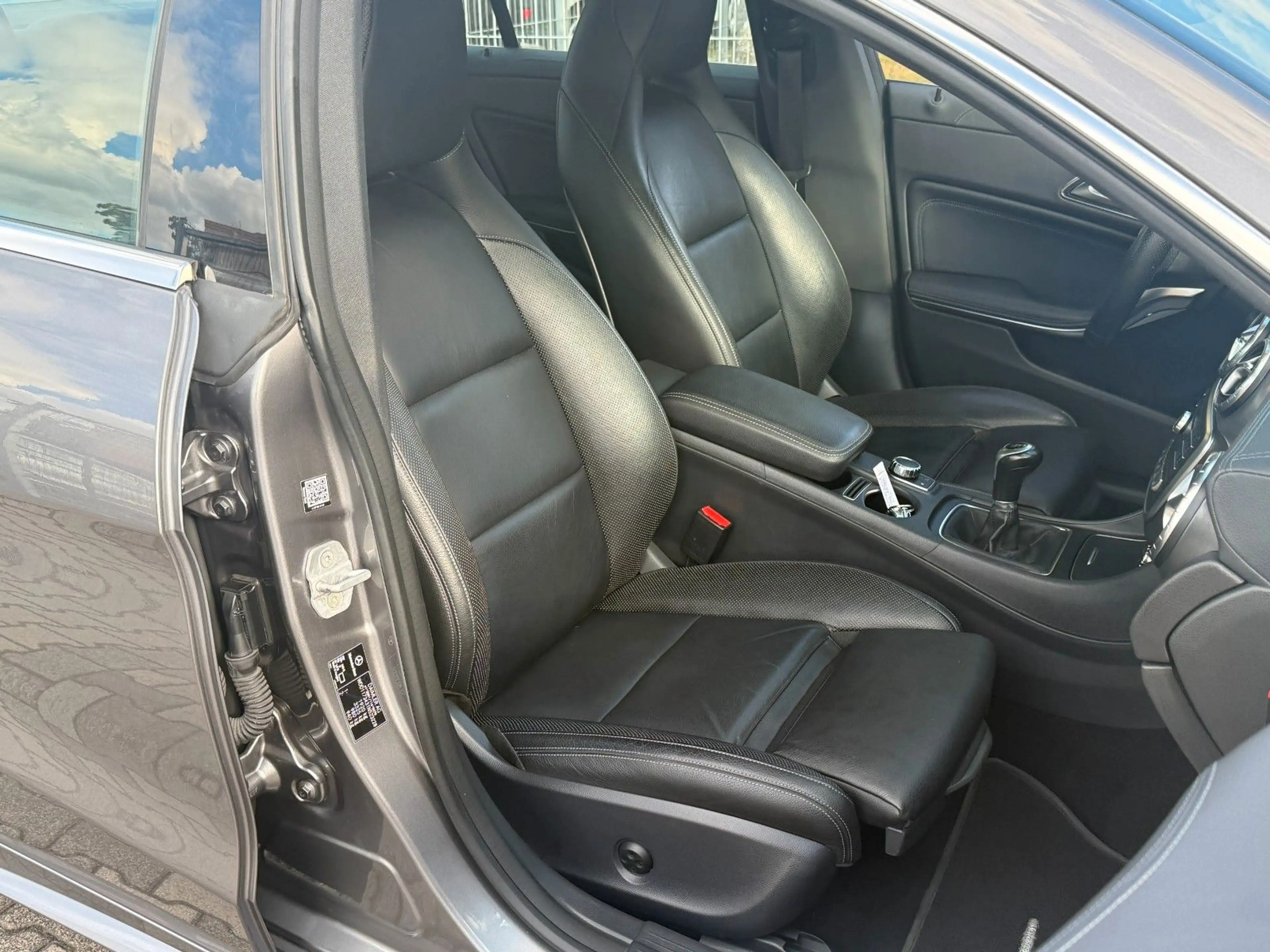 Mercedes-Benz CLA 200 CLA 200*AMG*-SPORT-PAKET*LEDER*NAVI*LED* — photo 12