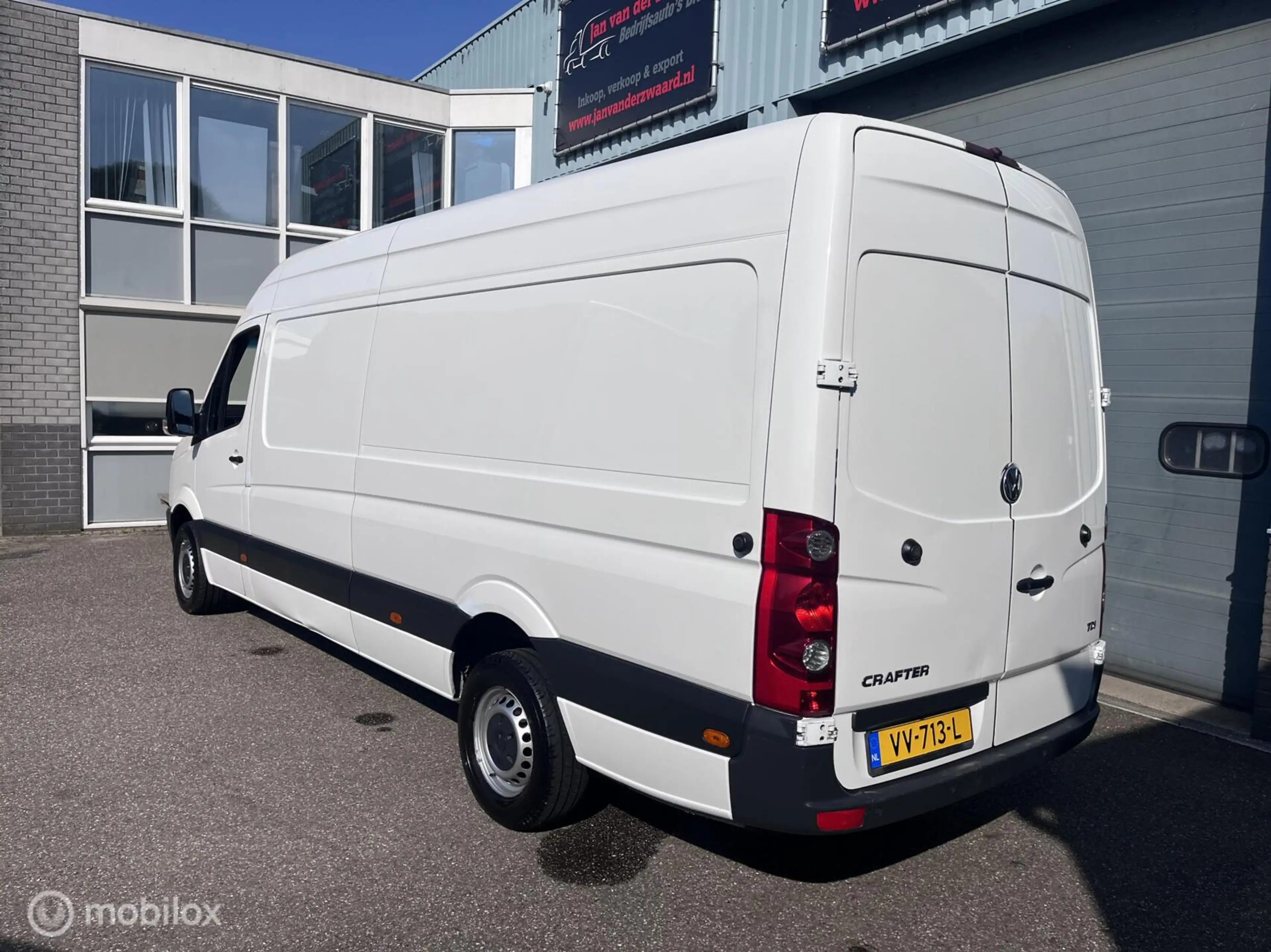 Volkswagen Crafter 35 2.0 TDI Maxi XXL — photo 3
