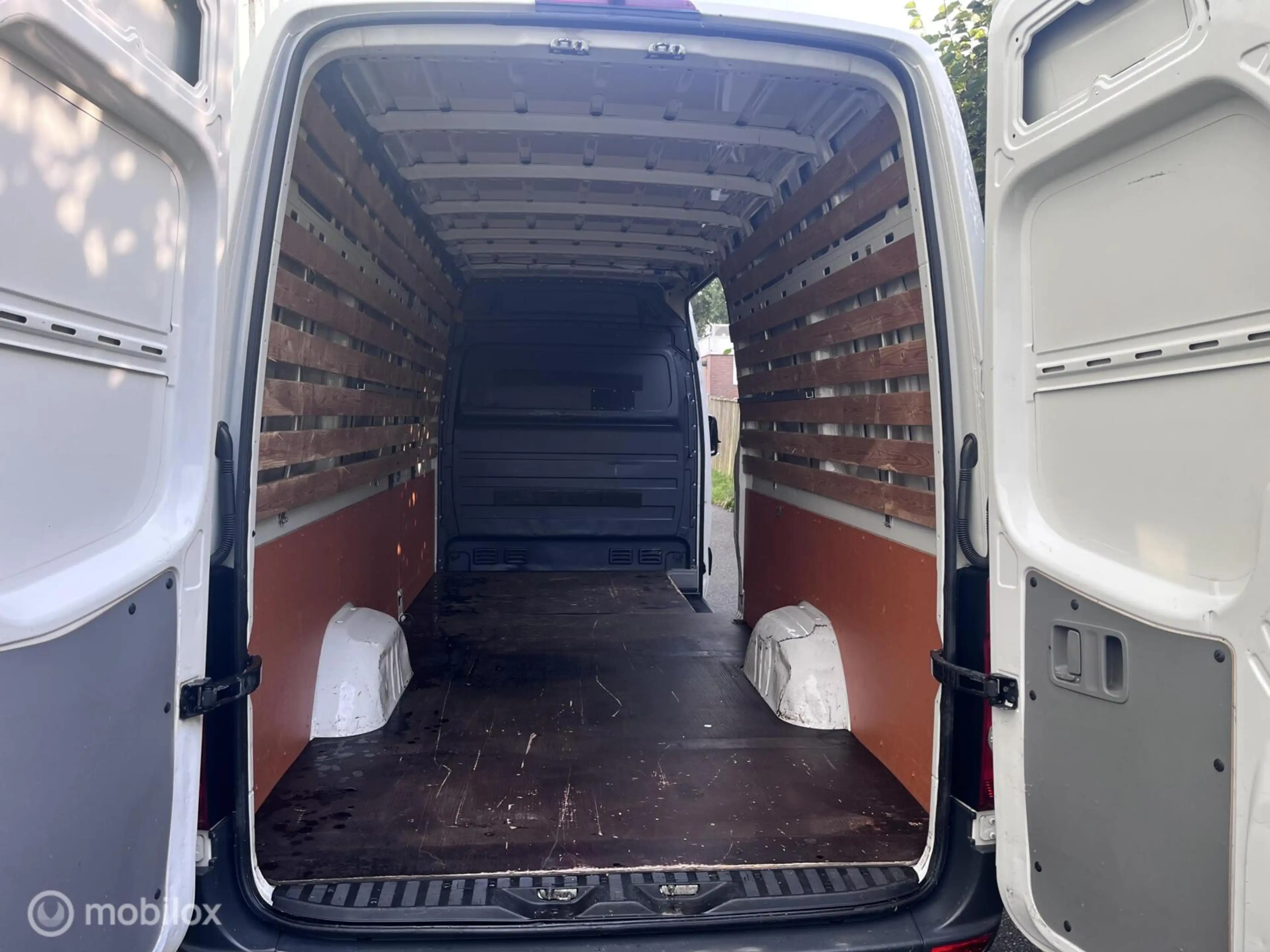 Volkswagen Crafter 35 2.0 TDI Maxi XXL — photo 6