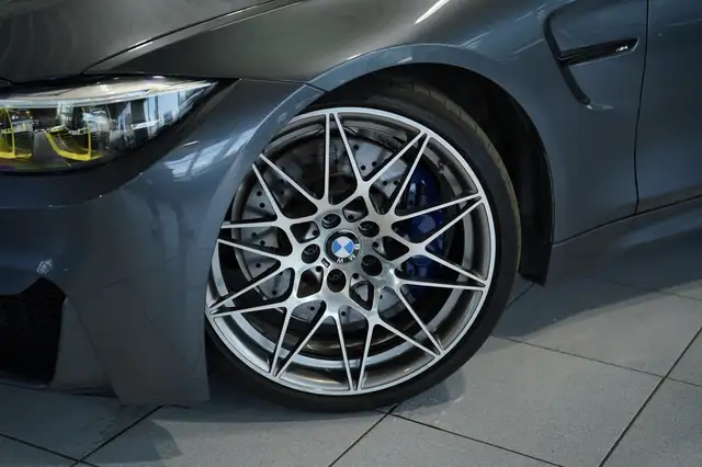 BMW M4 view 3