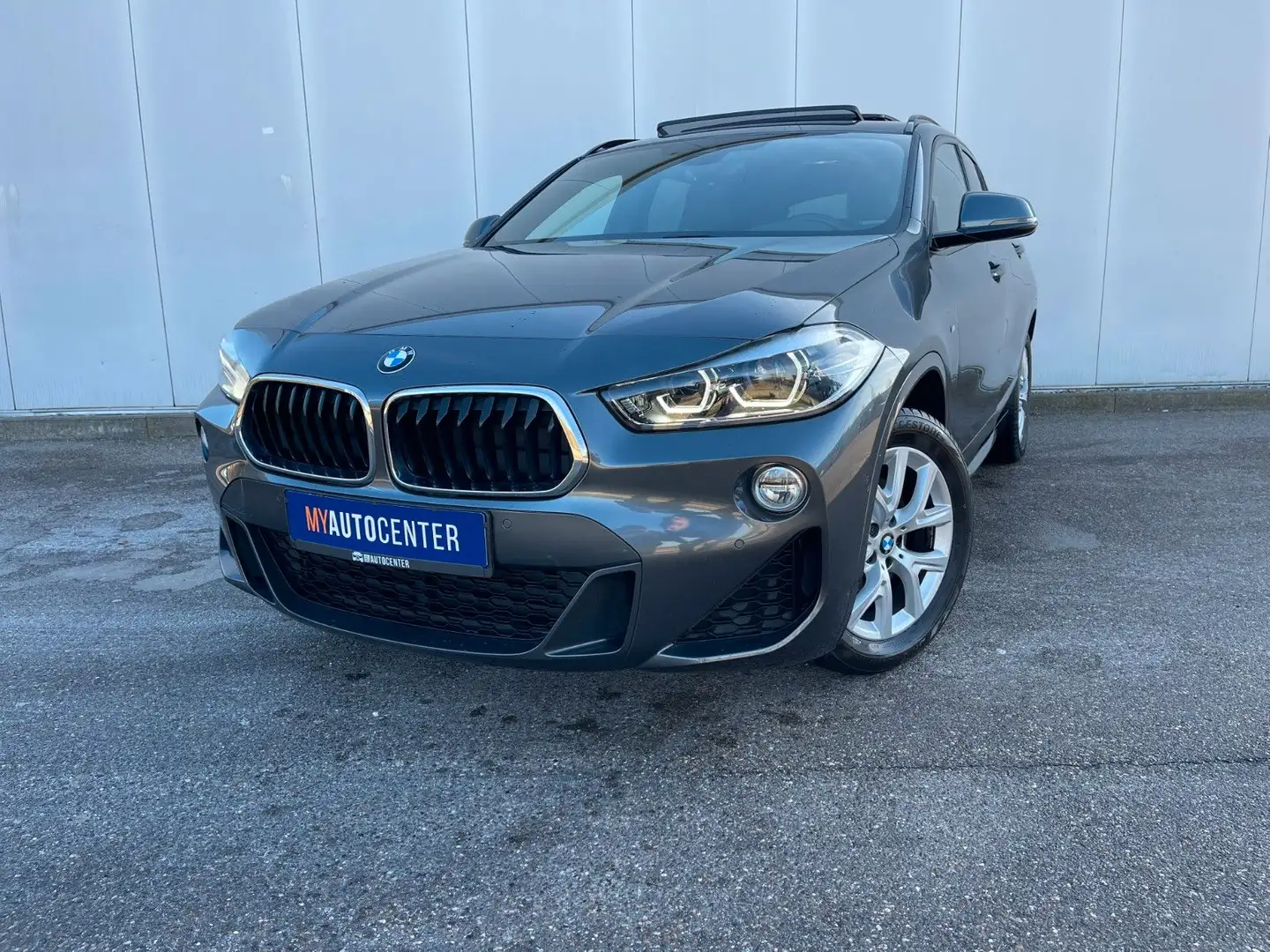 BMW X2 sDrive 18i M-Sportpaket *NAVI*KAM*PANO*19%* Grau - 1