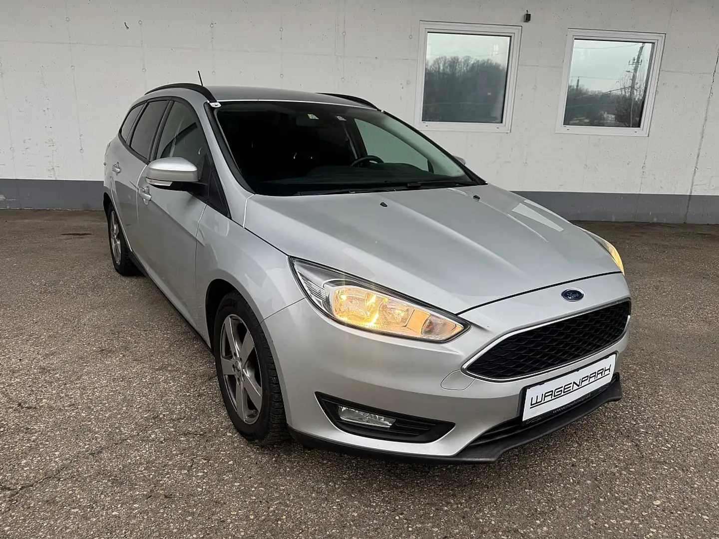 Ford Focus Traveller 1,5 TDCi Business Silber - 2