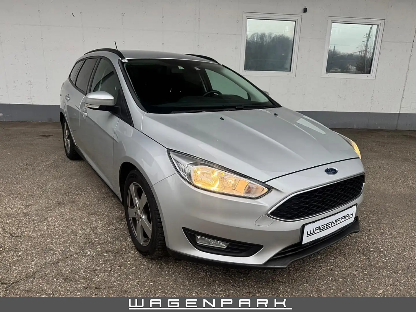Ford Focus Traveller 1,5 TDCi Business Silber - 1