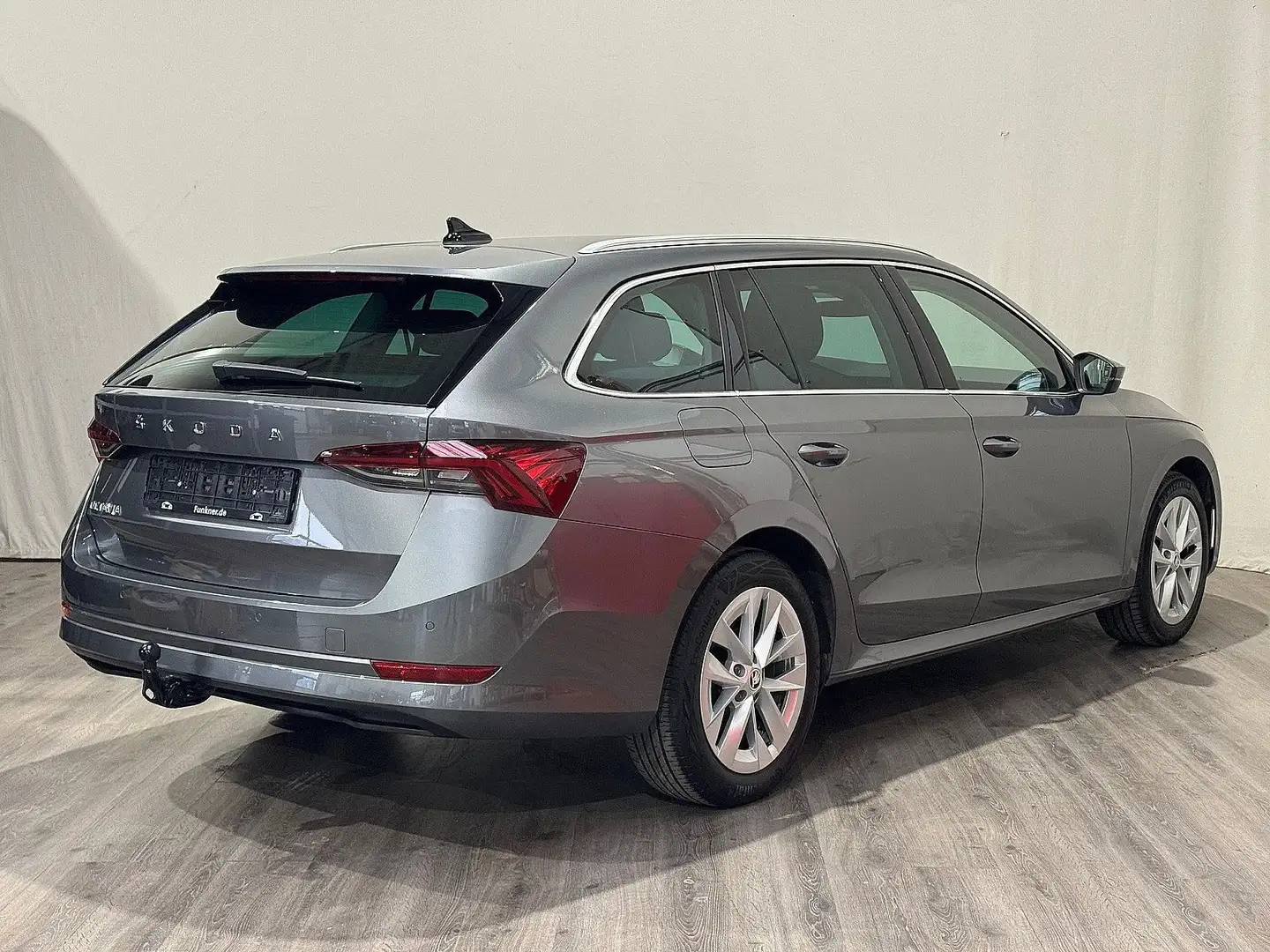 Skoda Octavia Combi 2,0 CLEVER AHK LED DSG 1-HAND Grau - 2