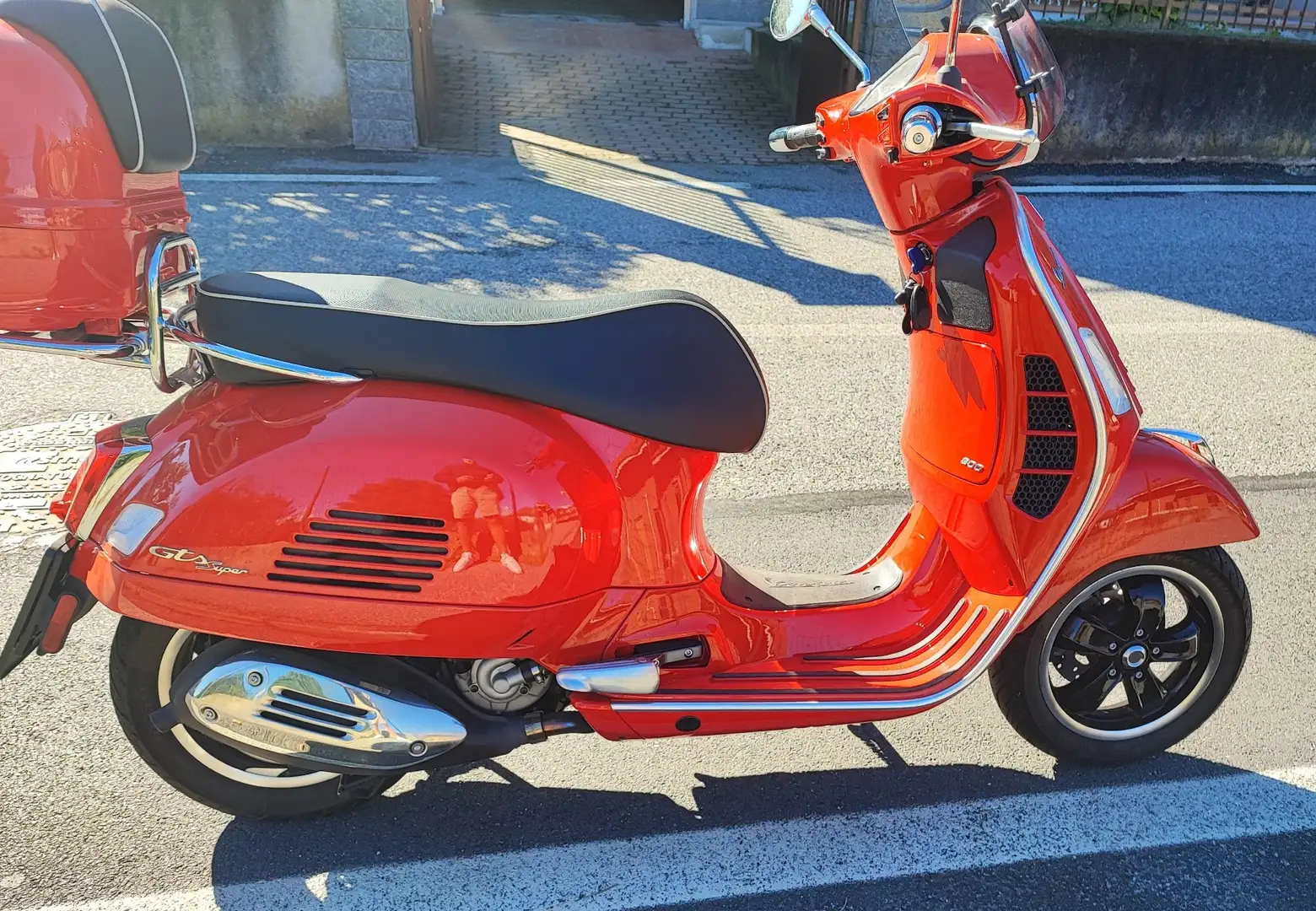 Vespa GTS Super Sport 300 Parabrezza, bauletto, pedane arretrate Piros - 2