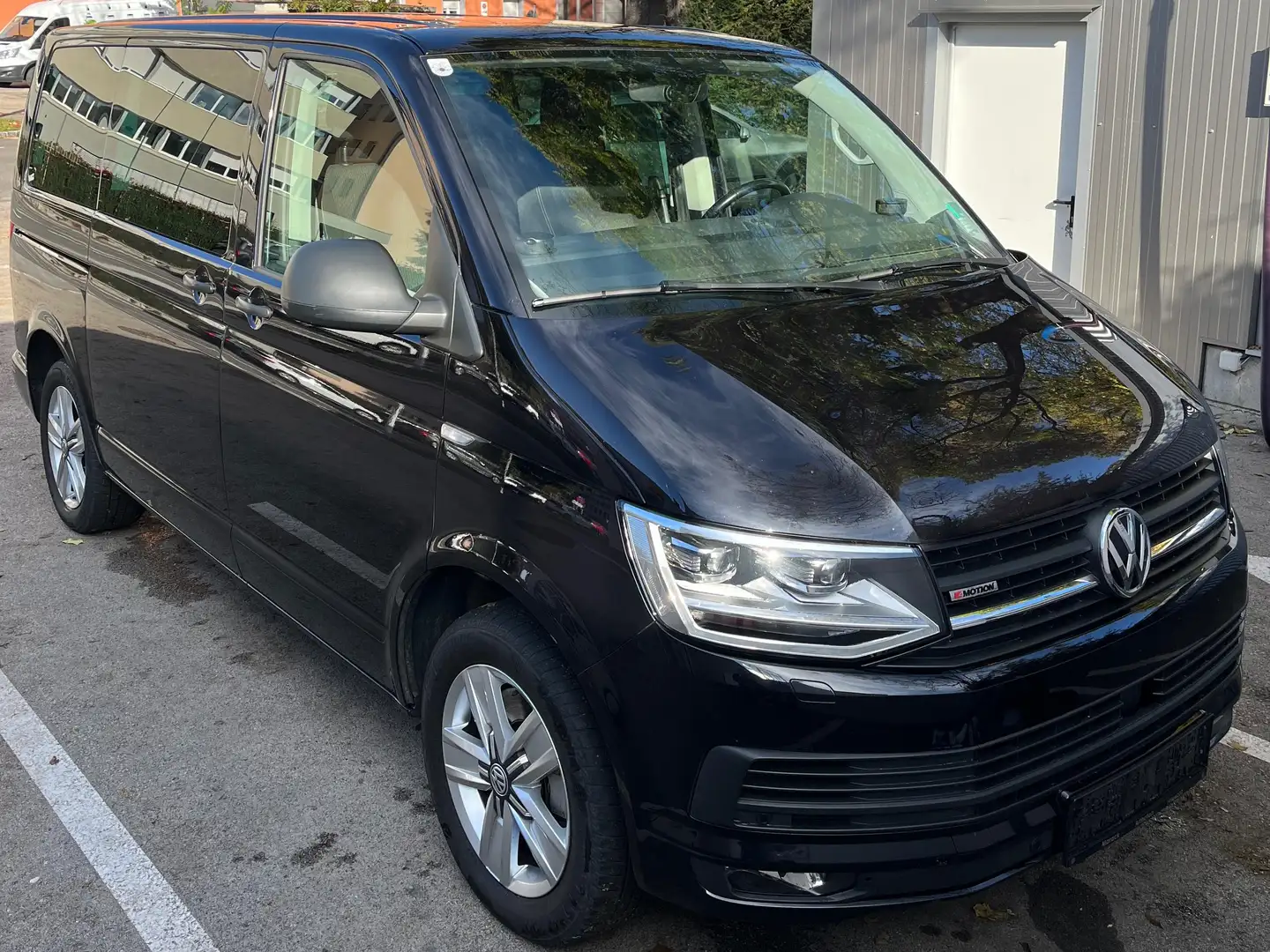 Volkswagen T6 Multivan Multivan Trendline 2,0 TDI 4Motion DSG Trendline Schwarz - 1