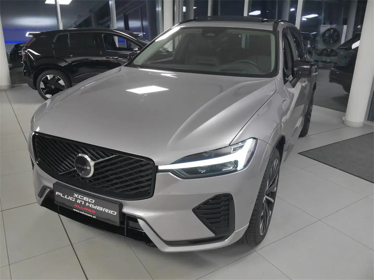Volvo XC60 T6 AWD Facelift Plus Dark Argent - 2