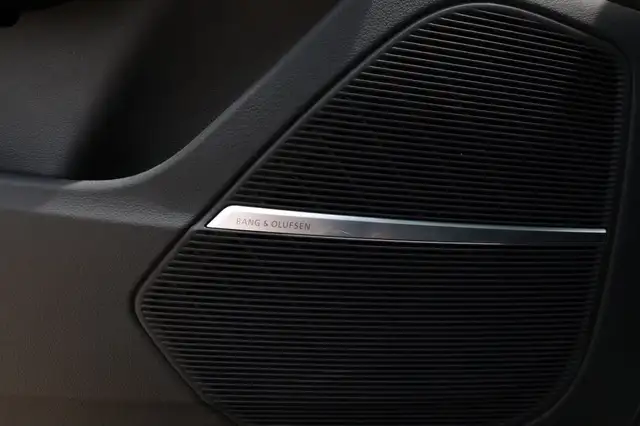 Audi Q8 view 12