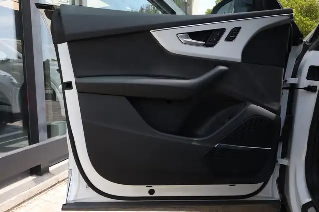 Audi Q8 view 10