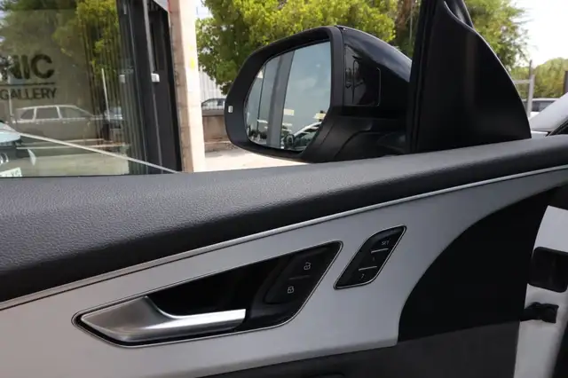 Audi Q8 view 11