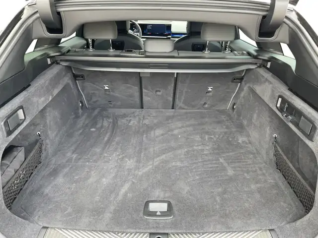 BMW 5 Series view 16