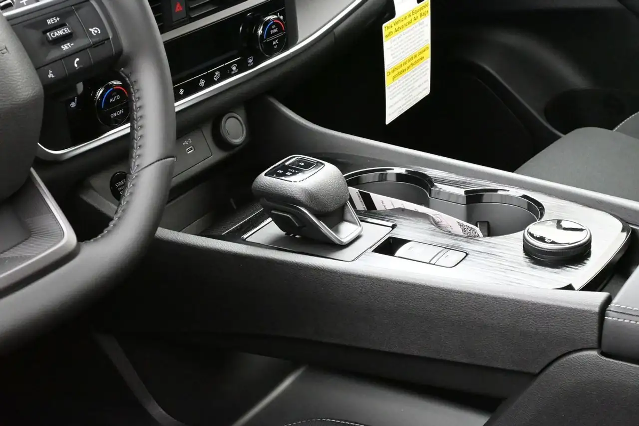 Nissan Rogue снимка Nissan Rogue