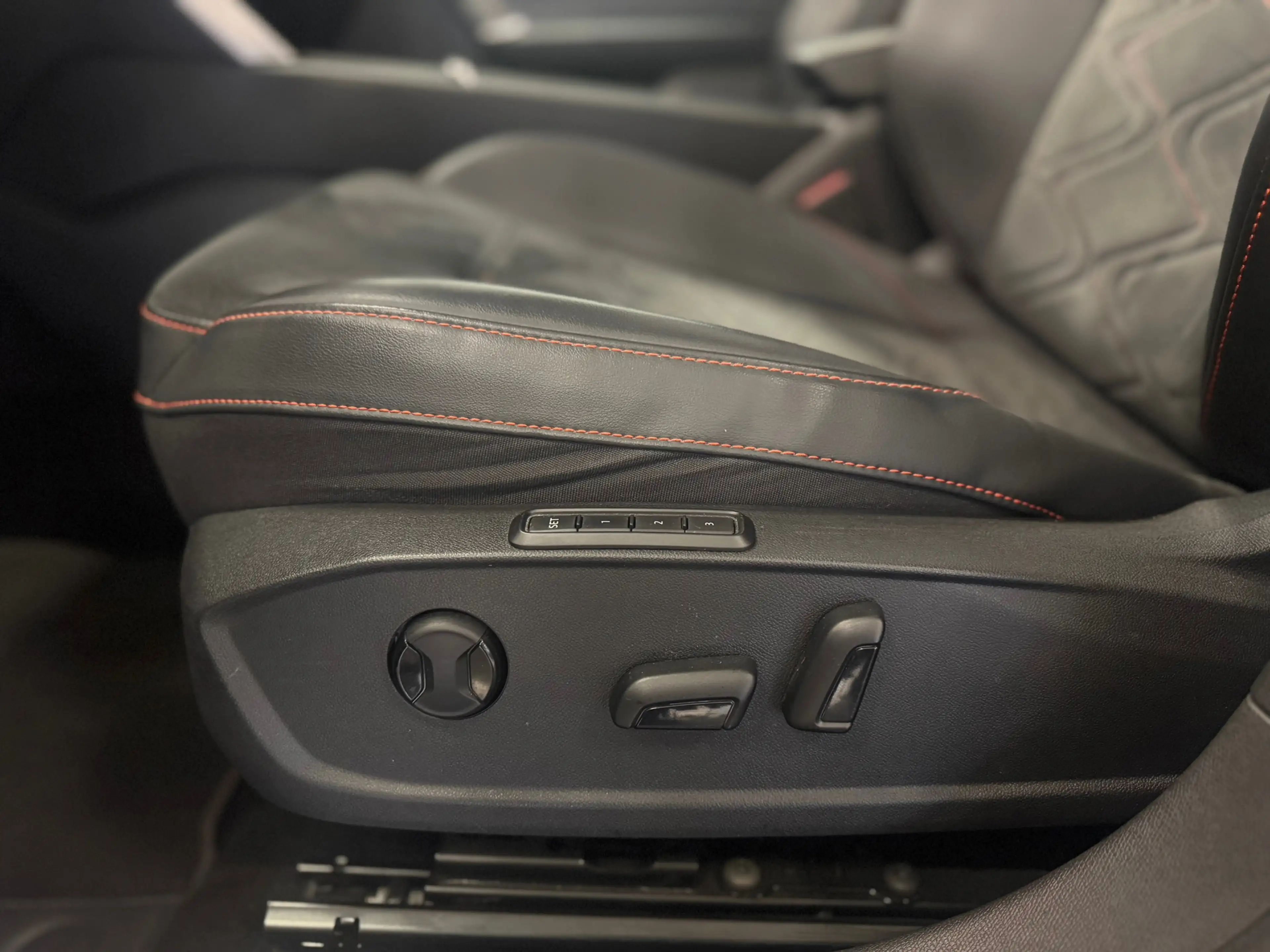 SEAT Leon e-Hybrid Sportstourer 1.4 TSI eHybrid PHEV FR Business Inte — photo 11