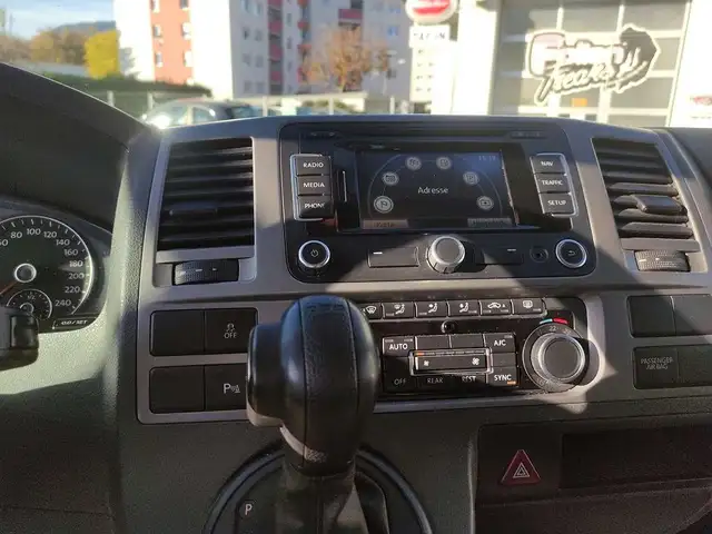 Volkswagen Caravelle view 15