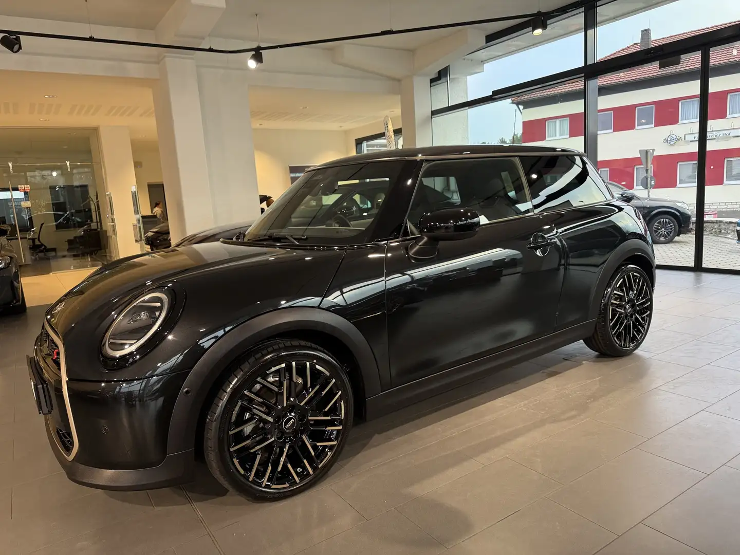 MINI Cooper S Favoured Trim 3-trg. Schwarz - 2